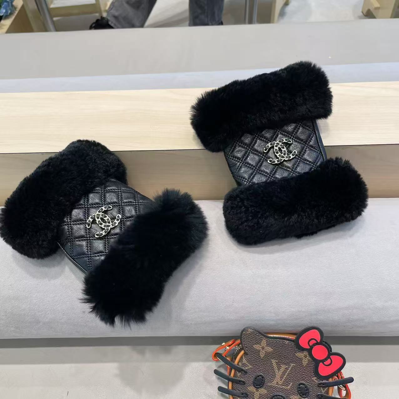 Chanel 香奈儿2024秋冬短款懒兔毛手套👍值得对比。。同款不同品质，秒杀市场差产品，进口一级羊皮➕