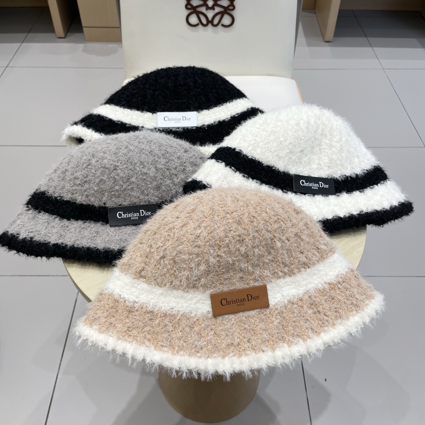 Dior 秋冬季针织保暖护耳女款日系简约水桶帽防寒毛绒帽子现货