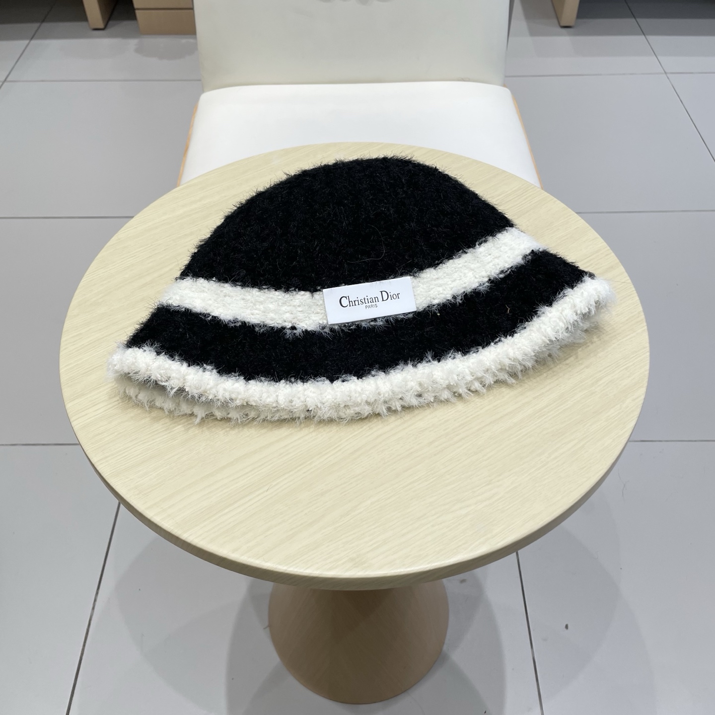 Dior 秋冬季针织保暖护耳女款日系简约水桶帽防寒毛绒帽子现货