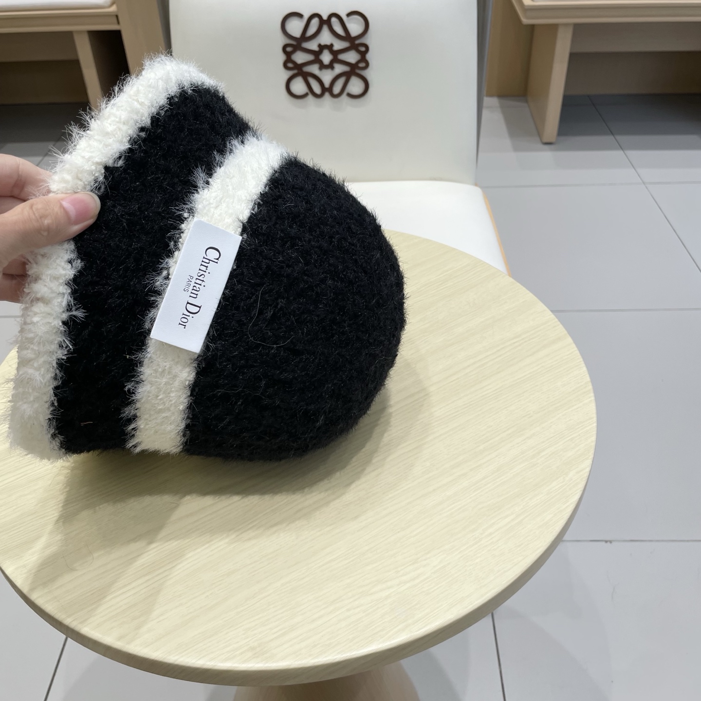 Dior 秋冬季针织保暖护耳女款日系简约水桶帽防寒毛绒帽子现货