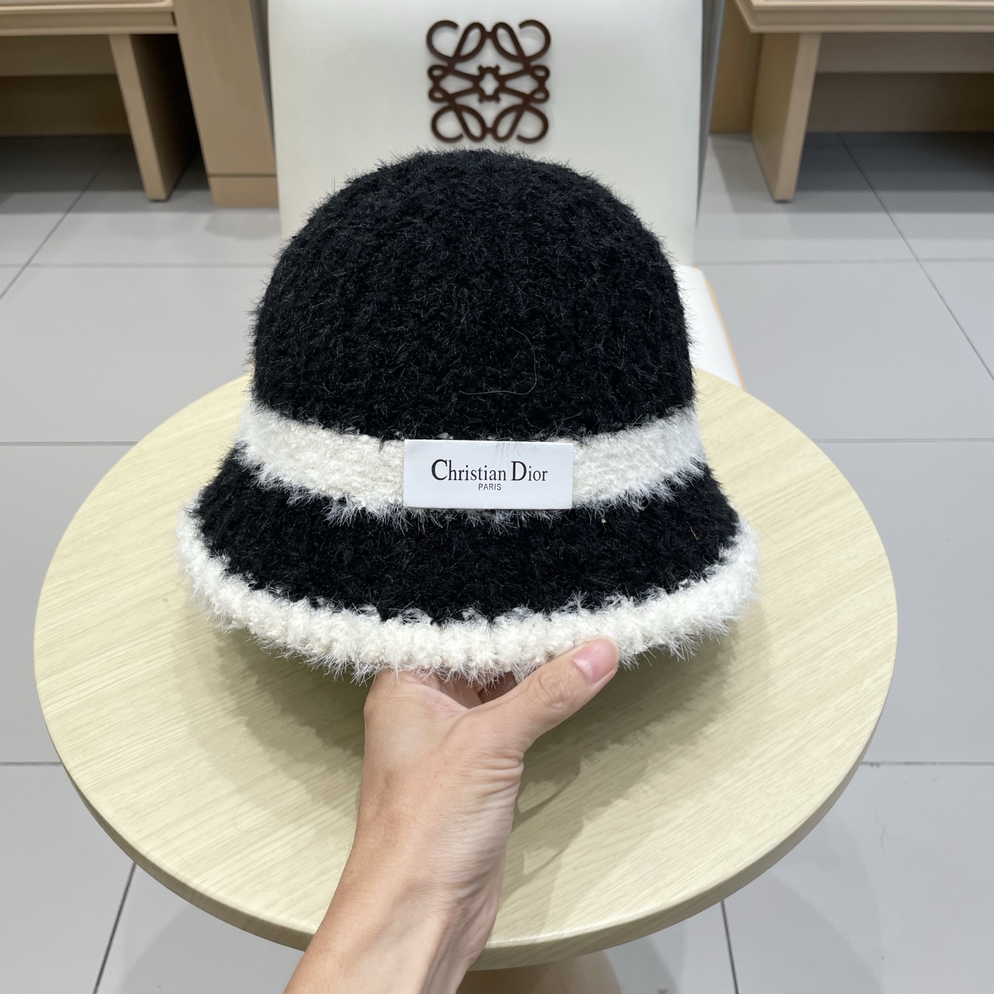 Dior 秋冬季针织保暖护耳女款日系简约水桶帽防寒毛绒帽子现货