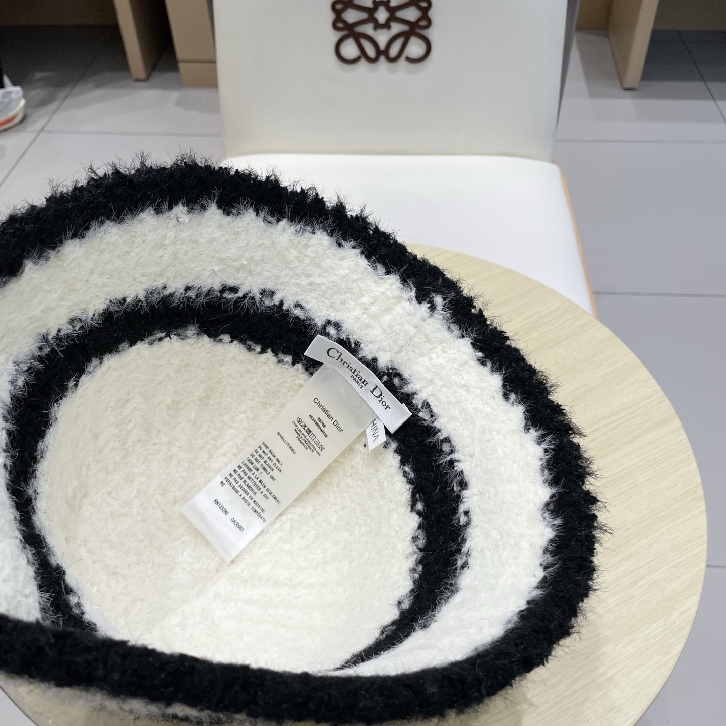 Dior 秋冬季针织保暖护耳女款日系简约水桶帽防寒毛绒帽子现货