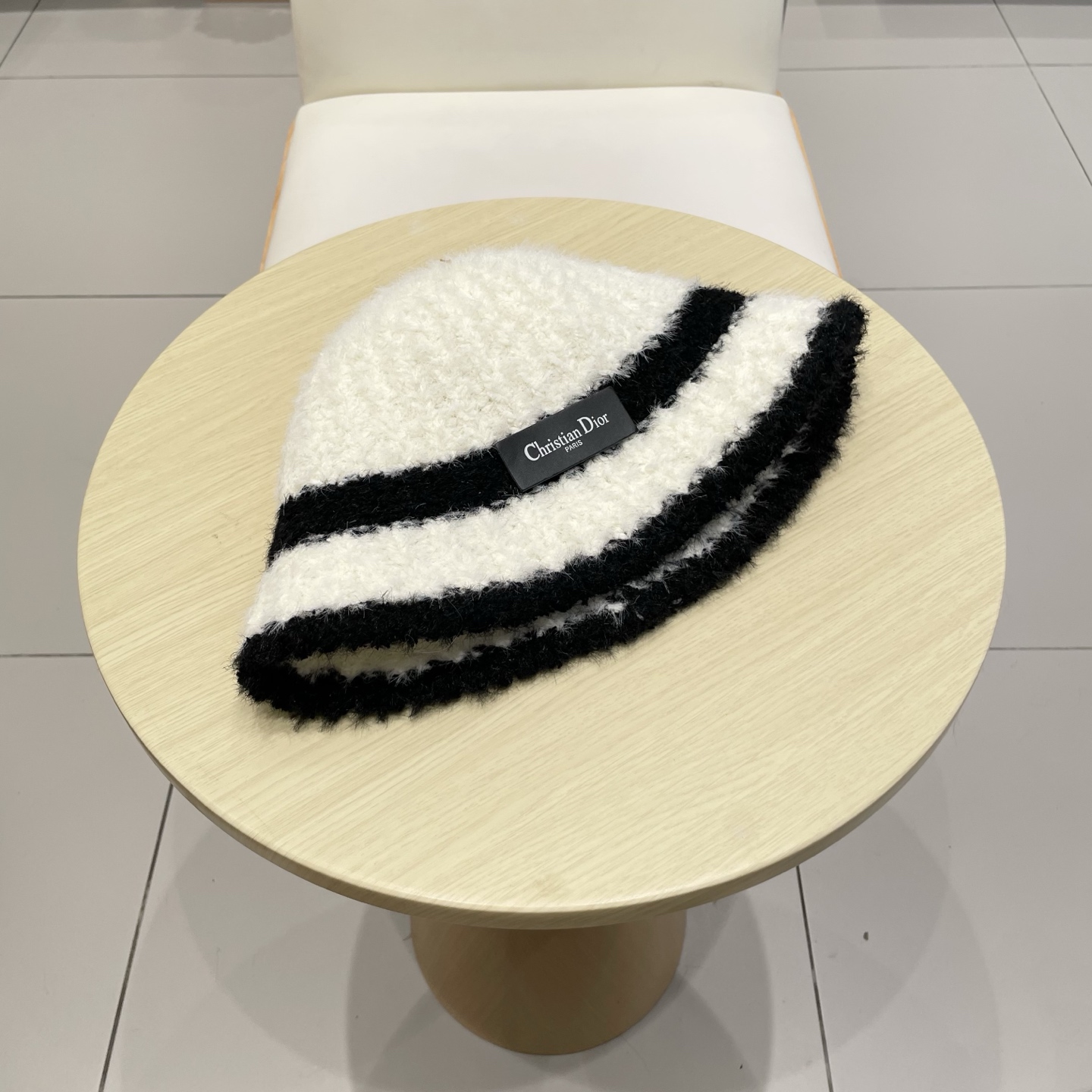 Dior 秋冬季针织保暖护耳女款日系简约水桶帽防寒毛绒帽子现货