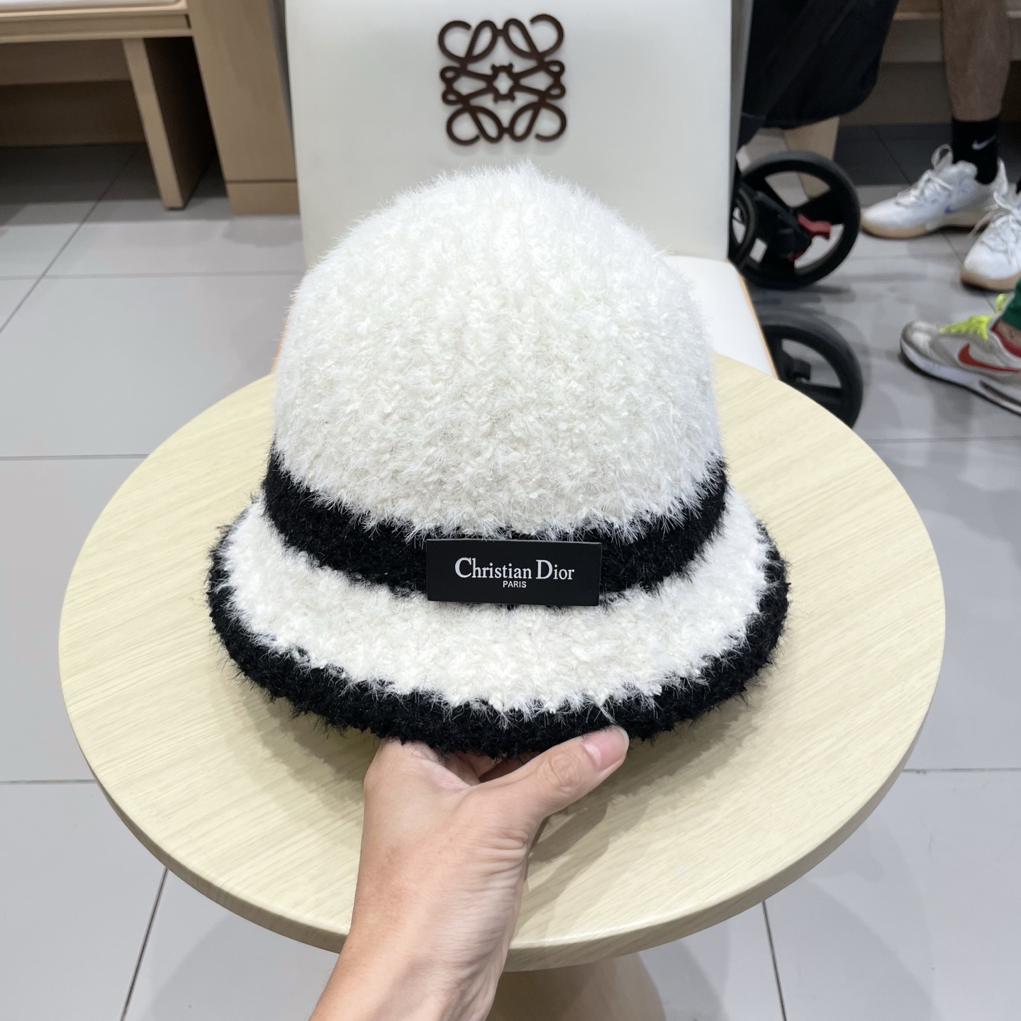 Dior 秋冬季针织保暖护耳女款日系简约水桶帽防寒毛绒帽子现货