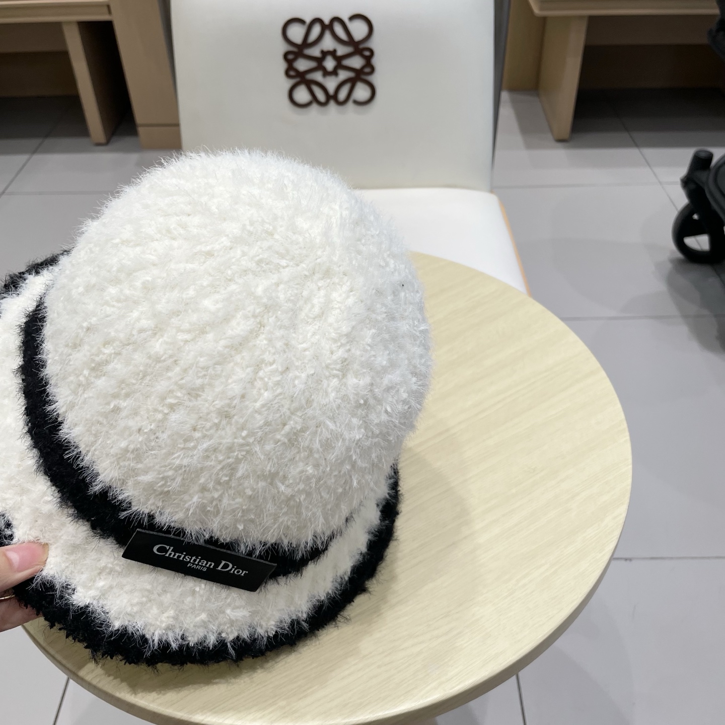 Dior 秋冬季针织保暖护耳女款日系简约水桶帽防寒毛绒帽子现货