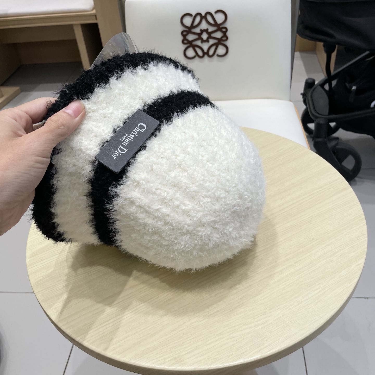 Dior 秋冬季针织保暖护耳女款日系简约水桶帽防寒毛绒帽子现货