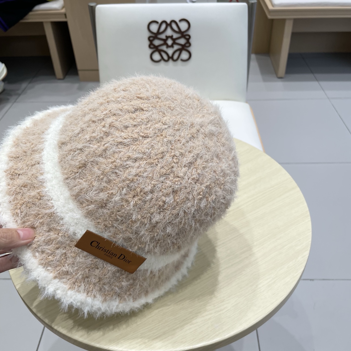 Dior 秋冬季针织保暖护耳女款日系简约水桶帽防寒毛绒帽子现货