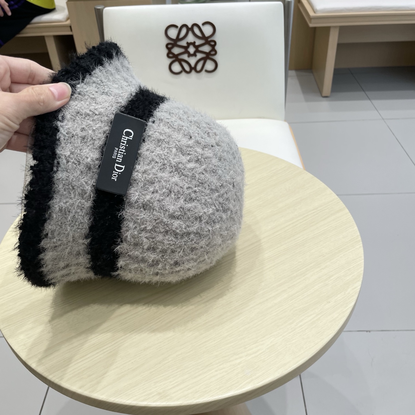 Dior 秋冬季针织保暖护耳女款日系简约水桶帽防寒毛绒帽子现货