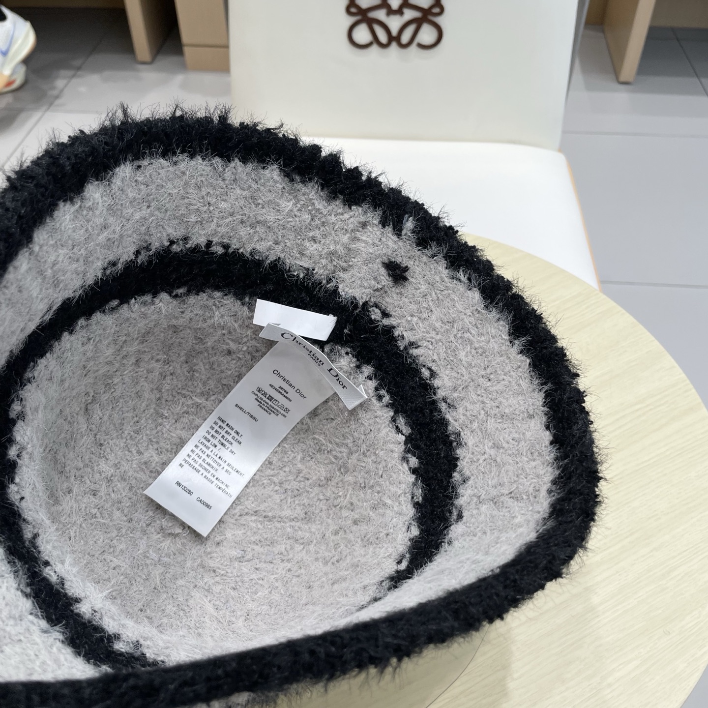 Dior 秋冬季针织保暖护耳女款日系简约水桶帽防寒毛绒帽子现货