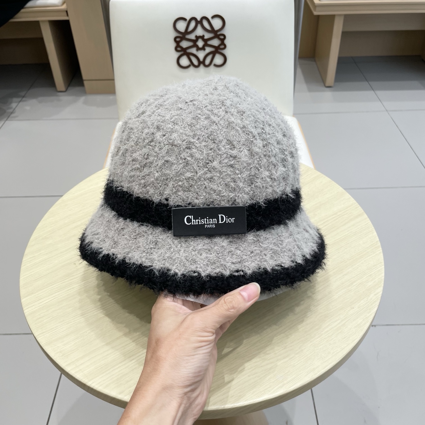 Dior 秋冬季针织保暖护耳女款日系简约水桶帽防寒毛绒帽子现货