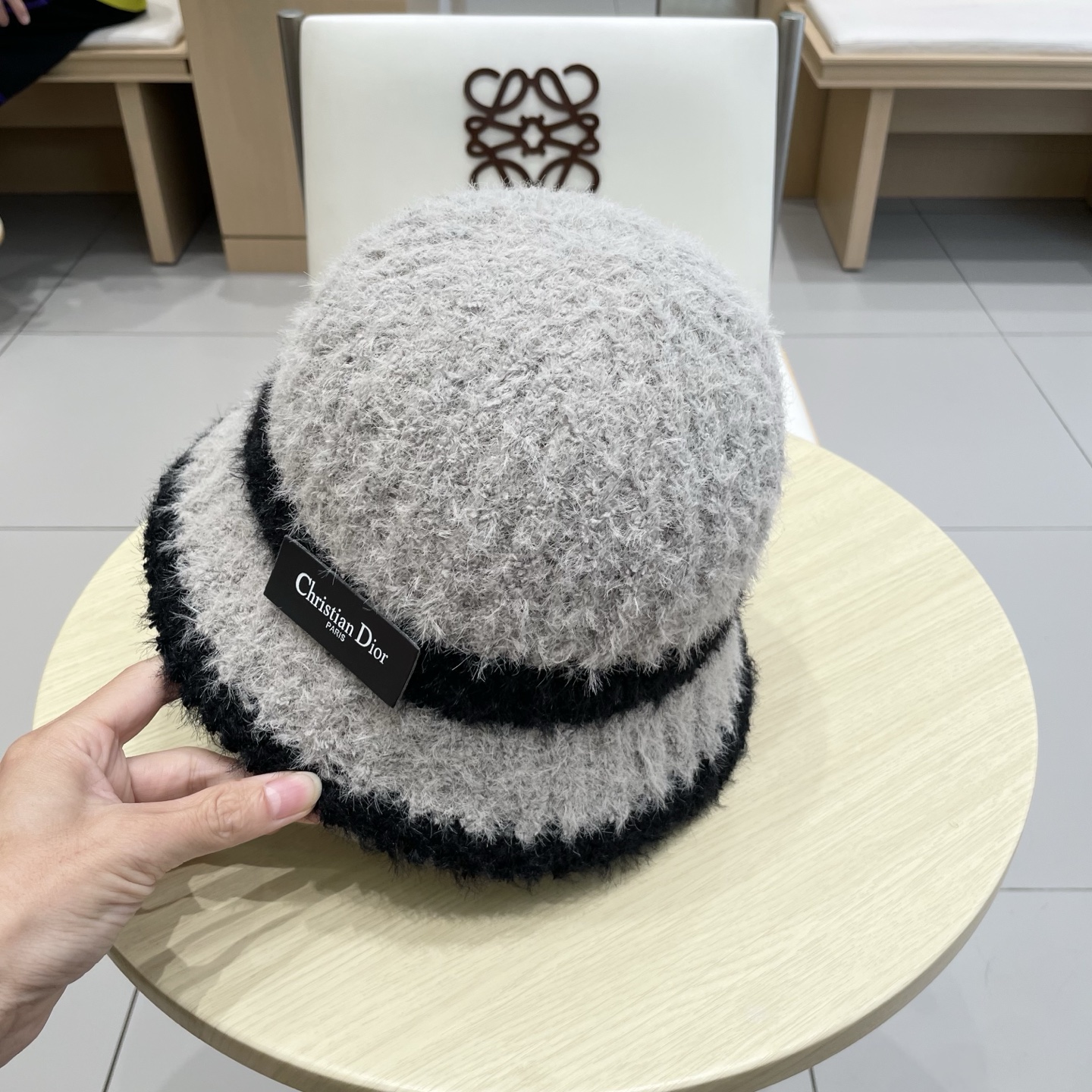 Dior 秋冬季针织保暖护耳女款日系简约水桶帽防寒毛绒帽子现货