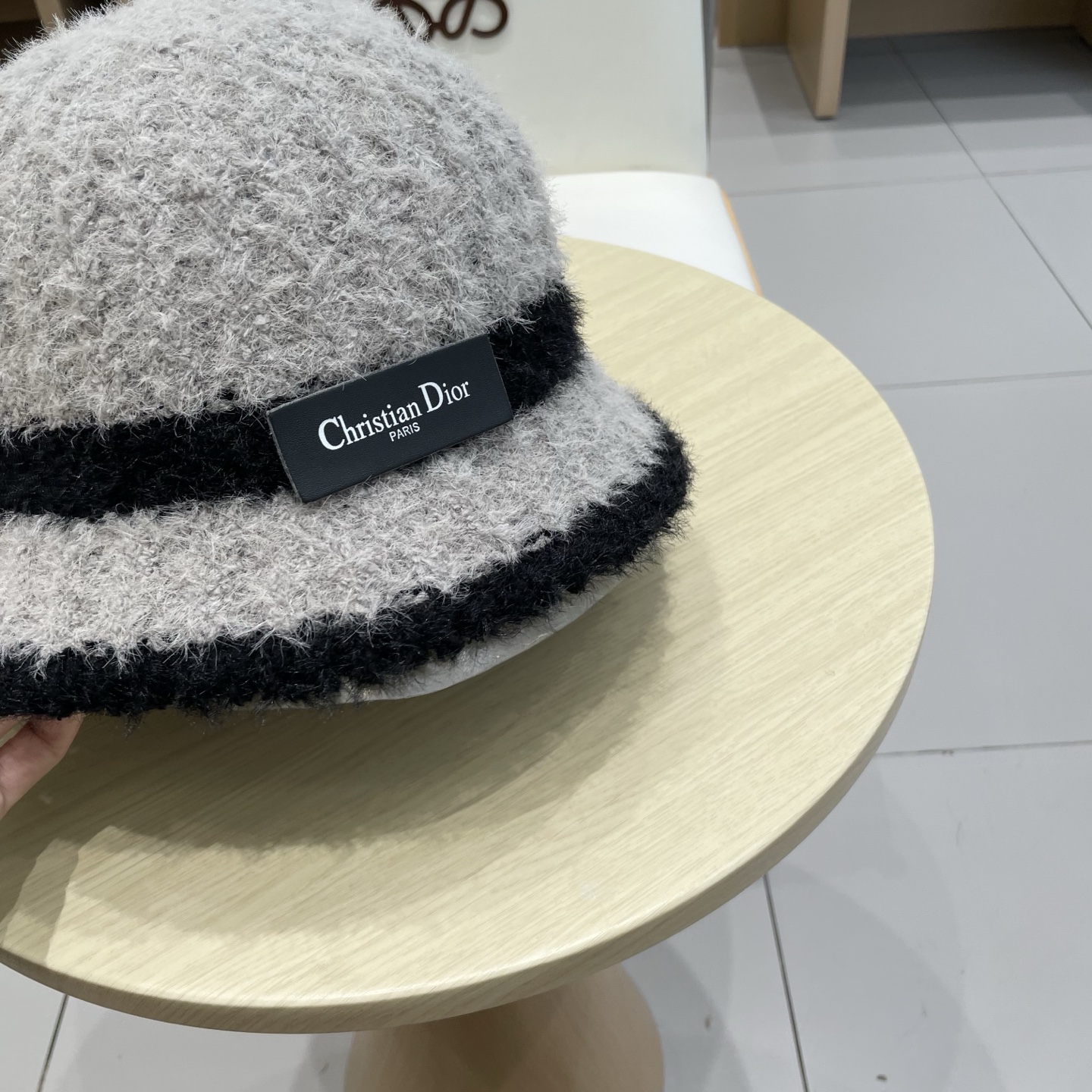 Dior 秋冬季针织保暖护耳女款日系简约水桶帽防寒毛绒帽子现货