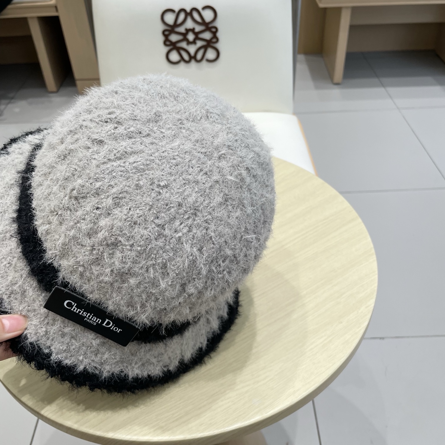 Dior 秋冬季针织保暖护耳女款日系简约水桶帽防寒毛绒帽子现货