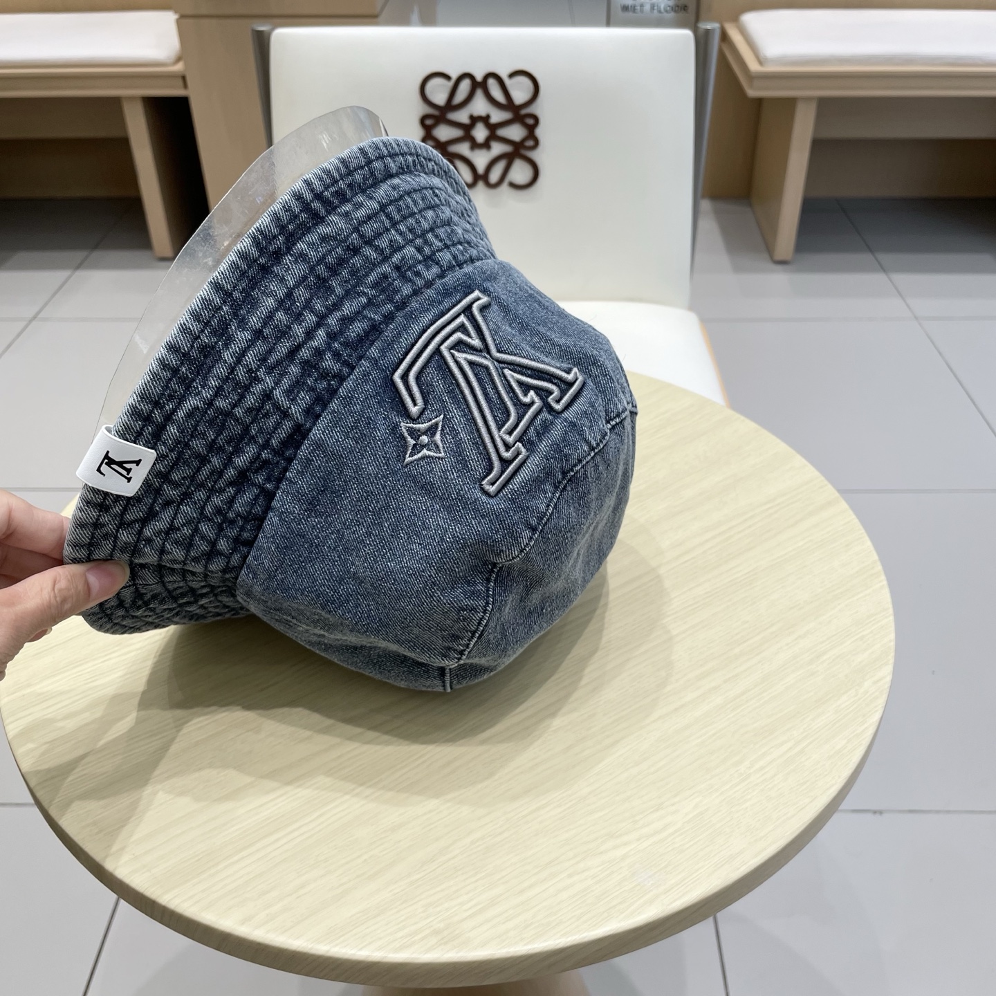 。🧢路易威登 LV，牛仔布渔夫帽，可以戴N多年的款式，时尚高端