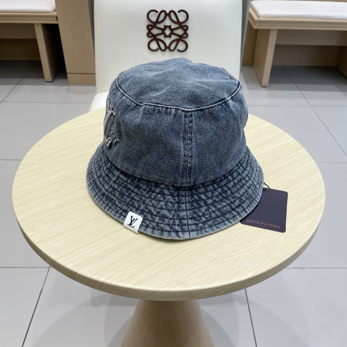 。🧢路易威登 LV，牛仔布渔夫帽，可以戴N多年的款式，时尚高端