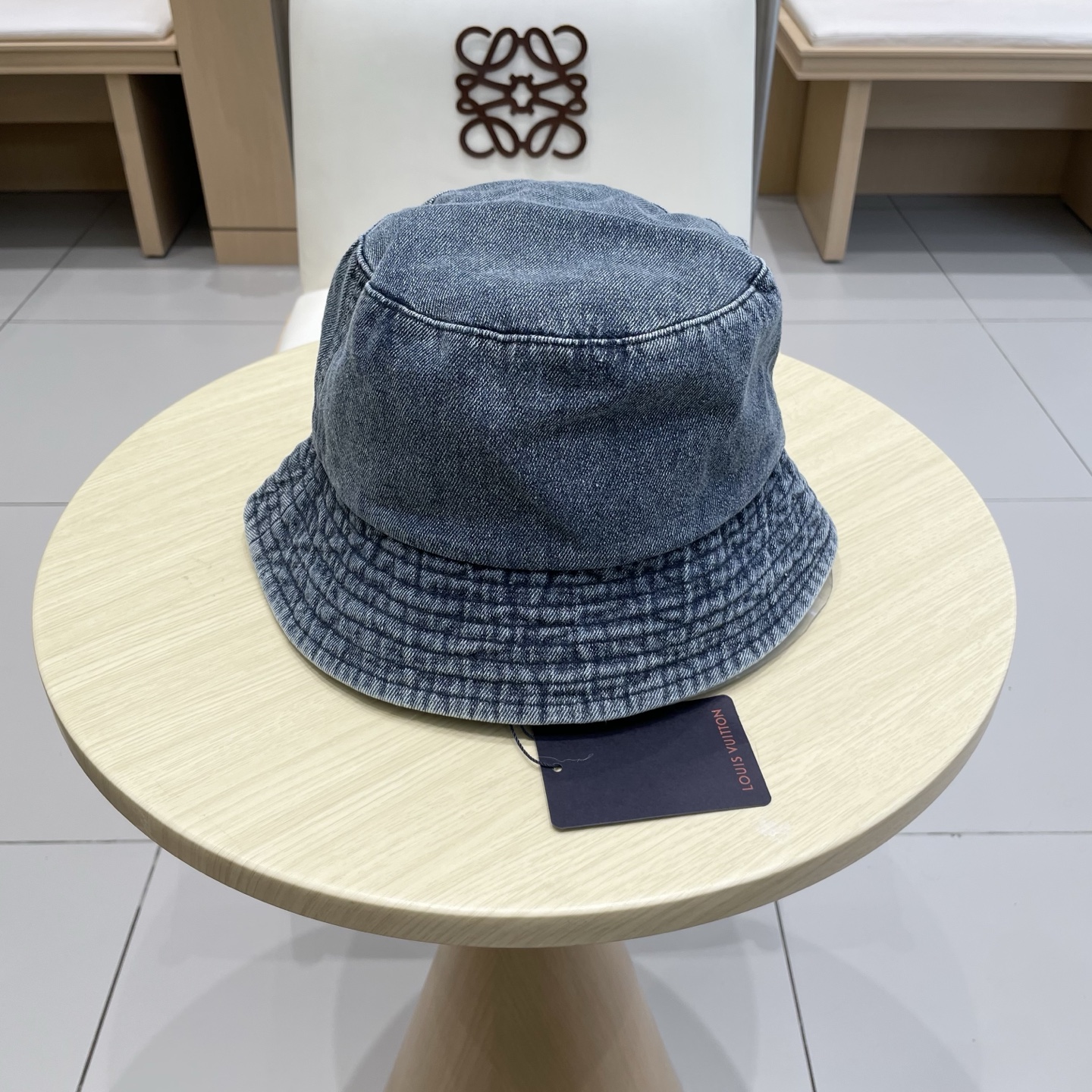 。🧢路易威登 LV，牛仔布渔夫帽，可以戴N多年的款式，时尚高端