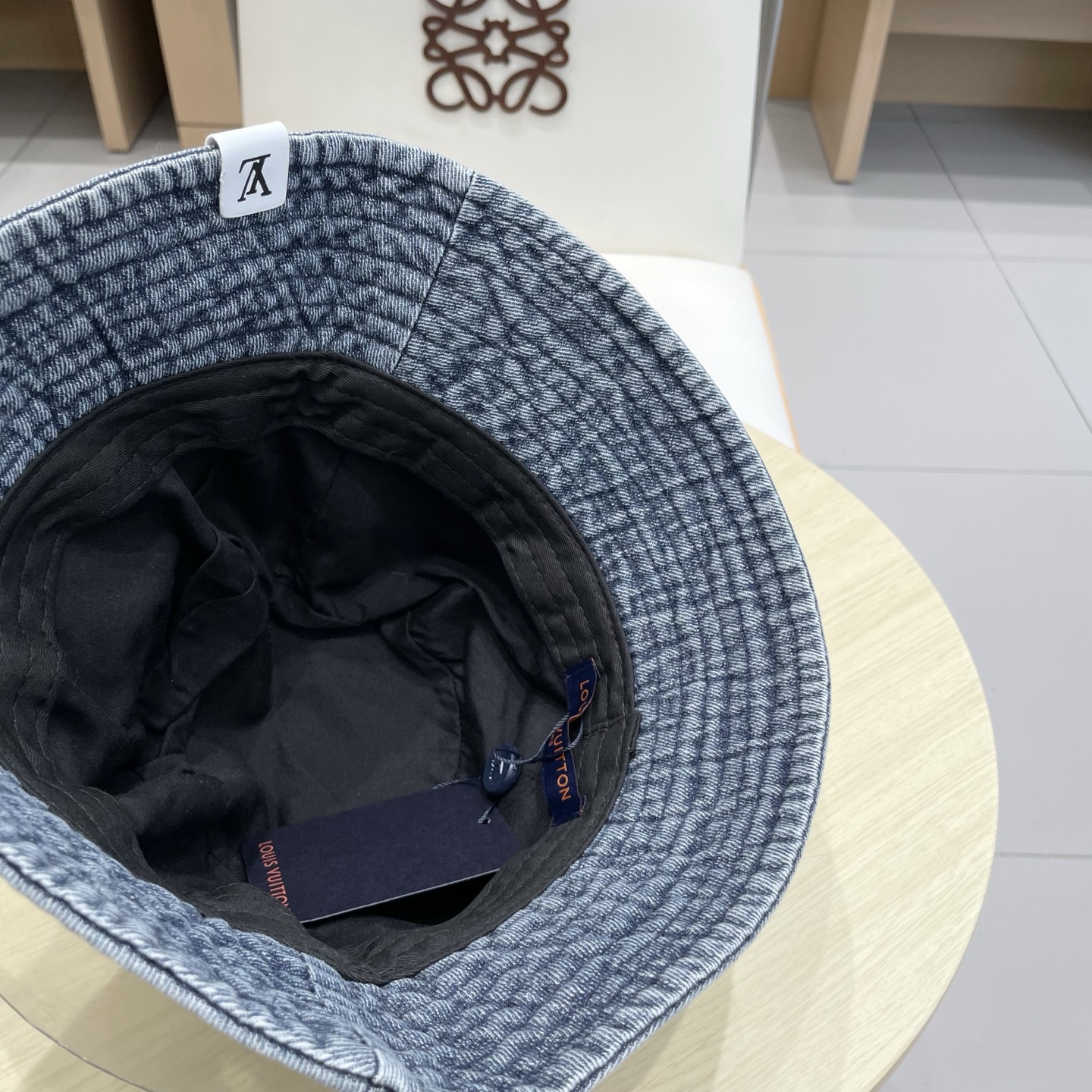 。🧢路易威登 LV，牛仔布渔夫帽，可以戴N多年的款式，时尚高端