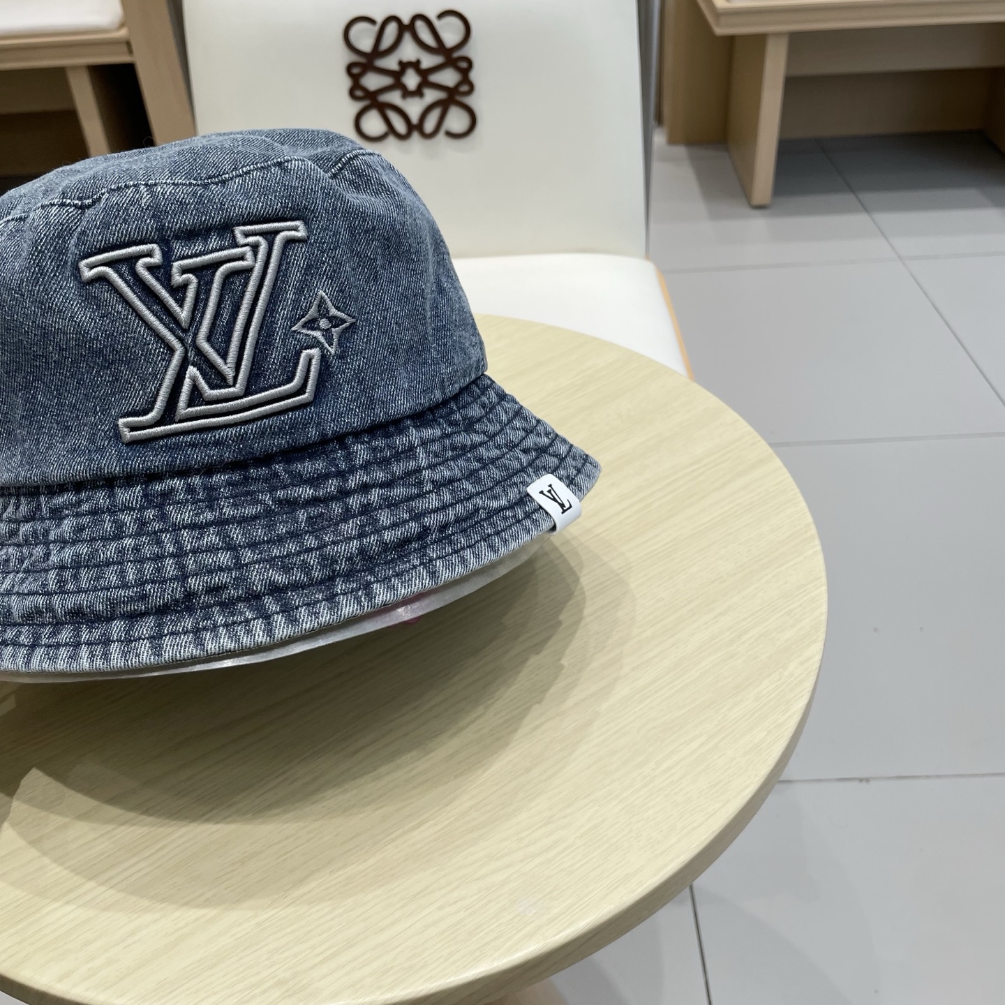 。🧢路易威登 LV，牛仔布渔夫帽，可以戴N多年的款式，时尚高端