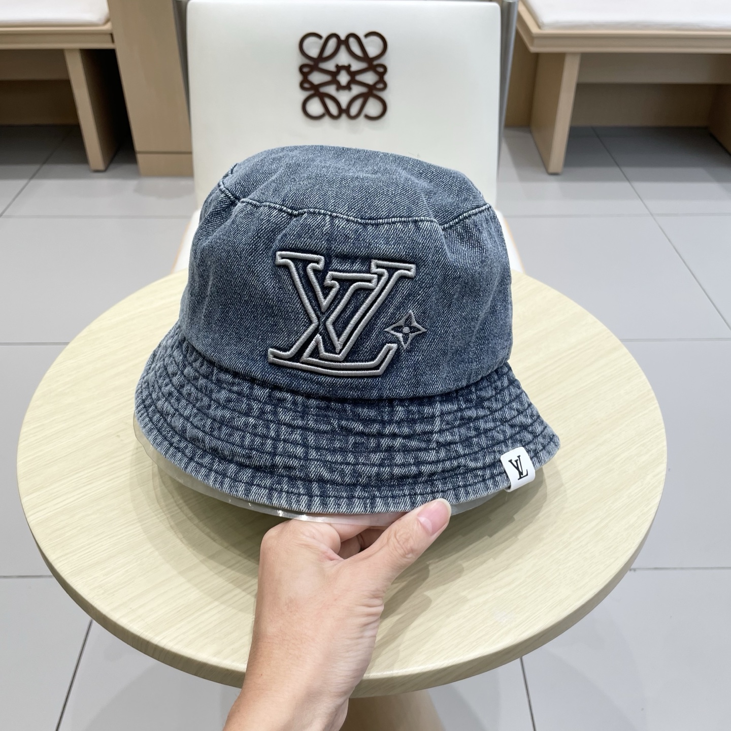 。🧢路易威登 LV，牛仔布渔夫帽，可以戴N多年的款式，时尚高端