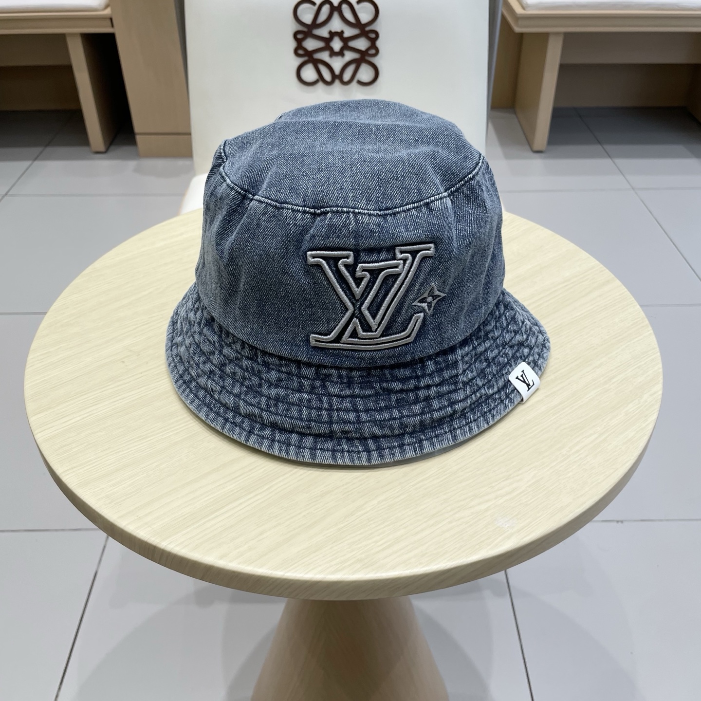 。🧢路易威登 LV，牛仔布渔夫帽，可以戴N多年的款式，时尚高端