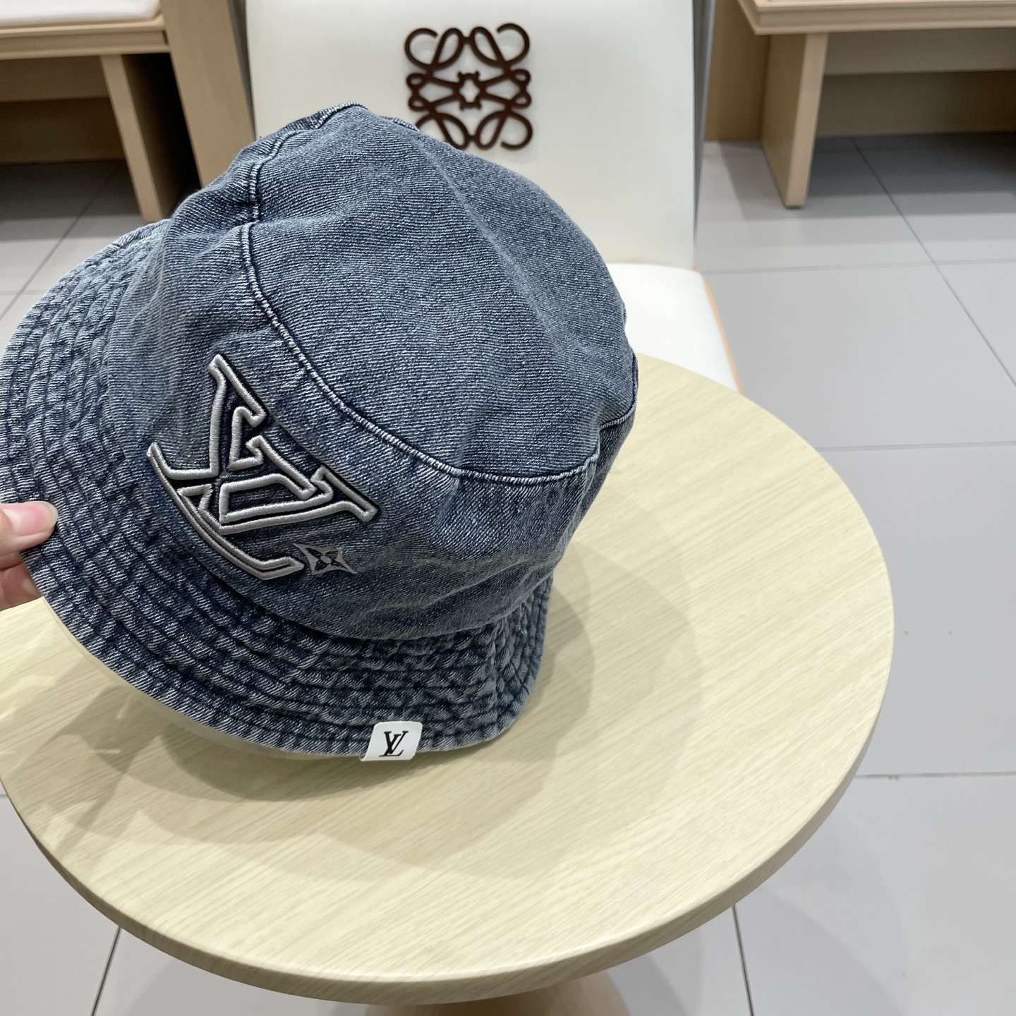 。🧢路易威登 LV，牛仔布渔夫帽，可以戴N多年的款式，时尚高端