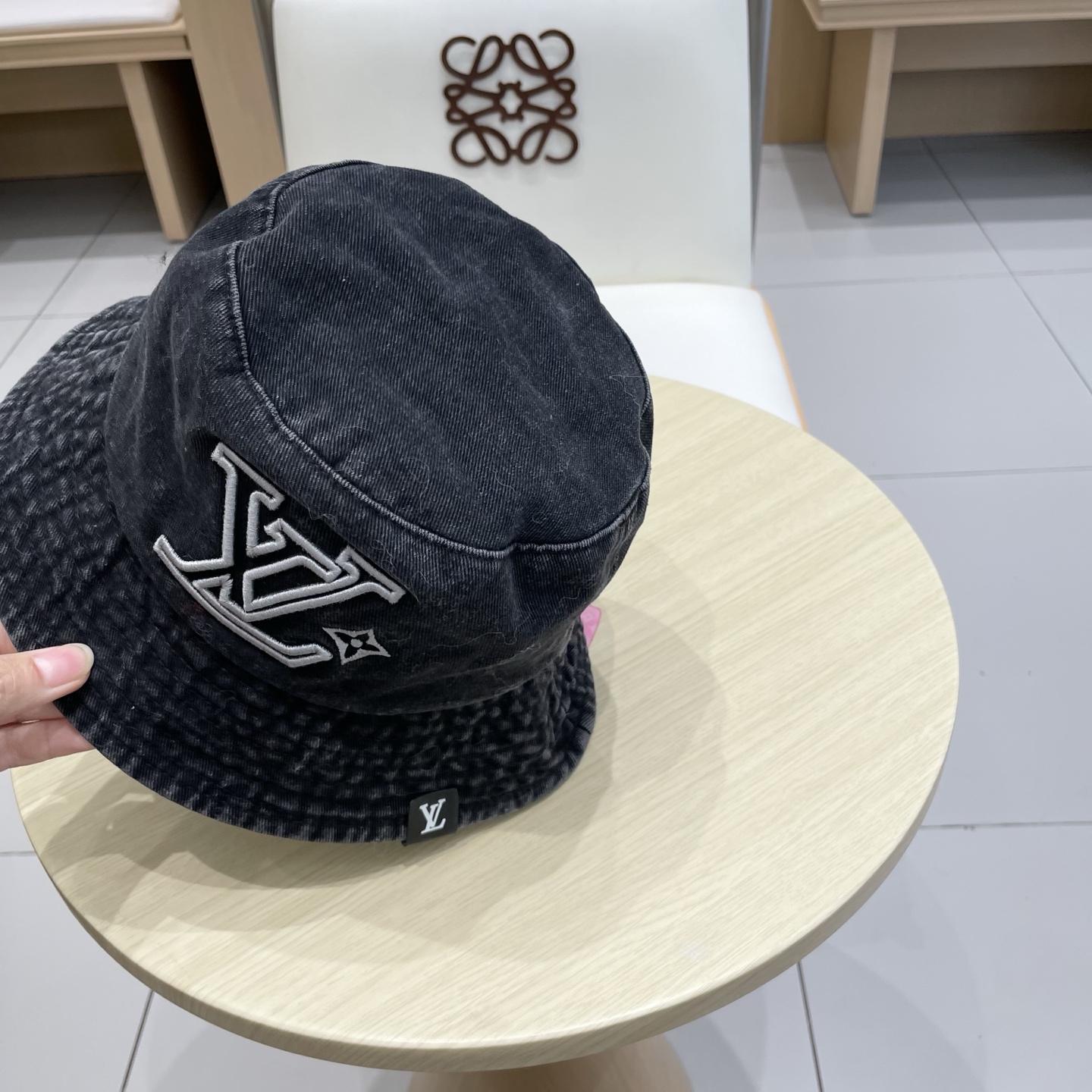 。🧢路易威登 LV，牛仔布渔夫帽，可以戴N多年的款式，时尚高端