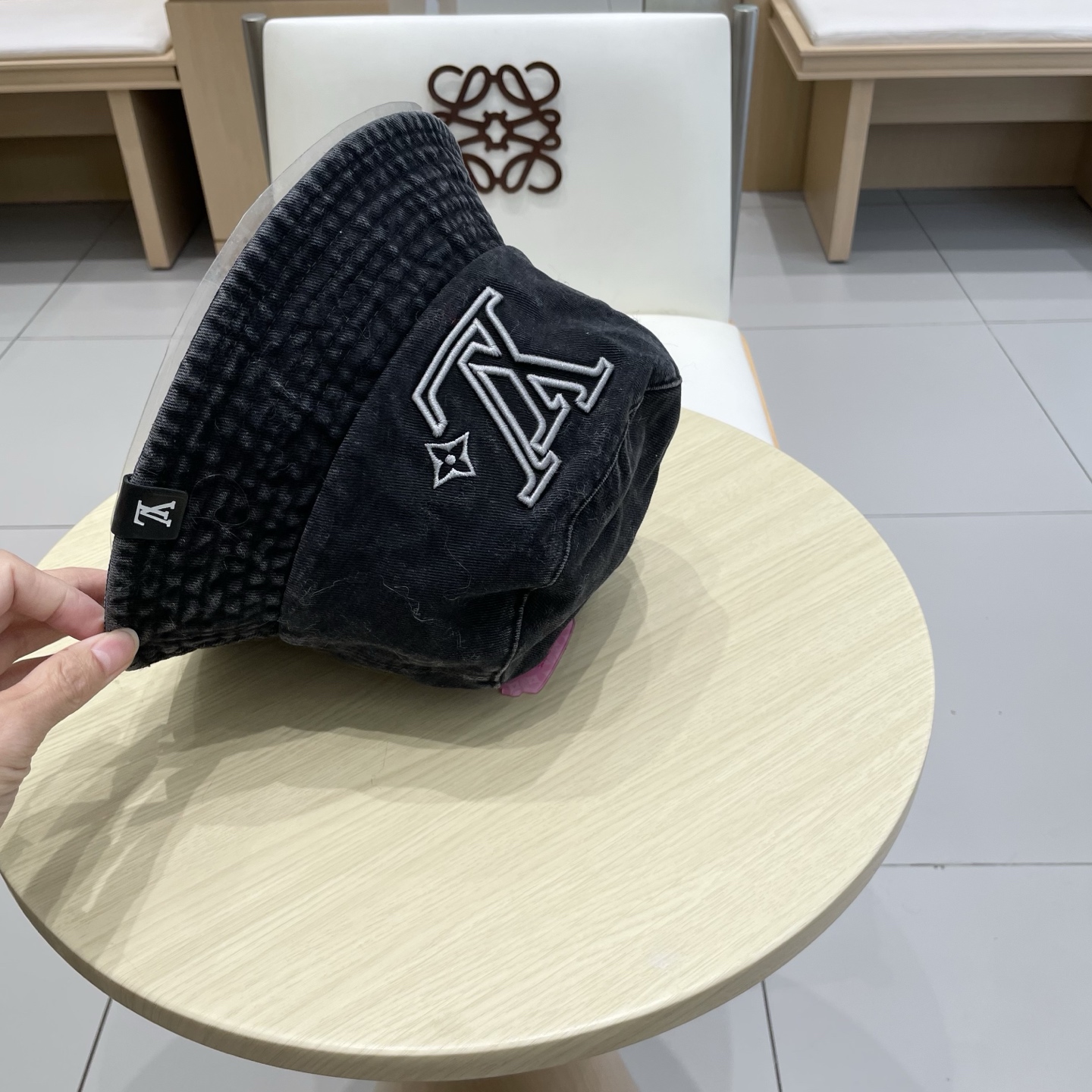 。🧢路易威登 LV，牛仔布渔夫帽，可以戴N多年的款式，时尚高端