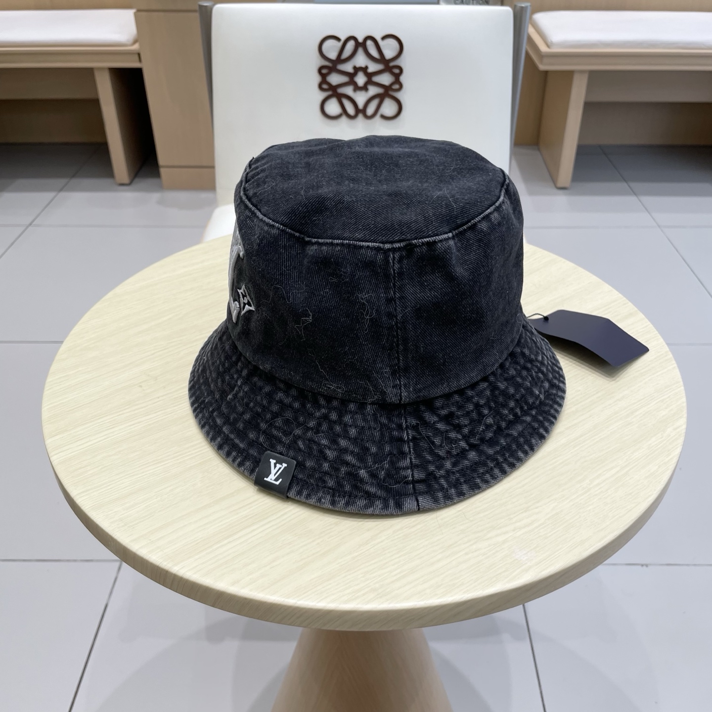 。🧢路易威登 LV，牛仔布渔夫帽，可以戴N多年的款式，时尚高端