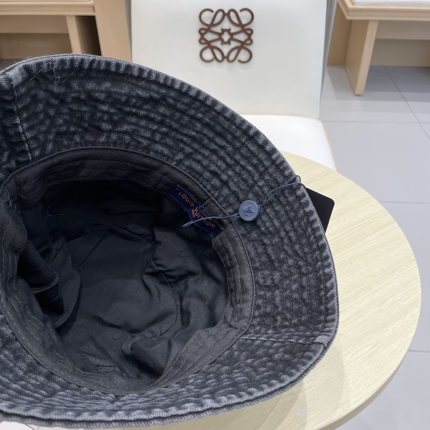 。🧢路易威登 LV，牛仔布渔夫帽，可以戴N多年的款式，时尚高端