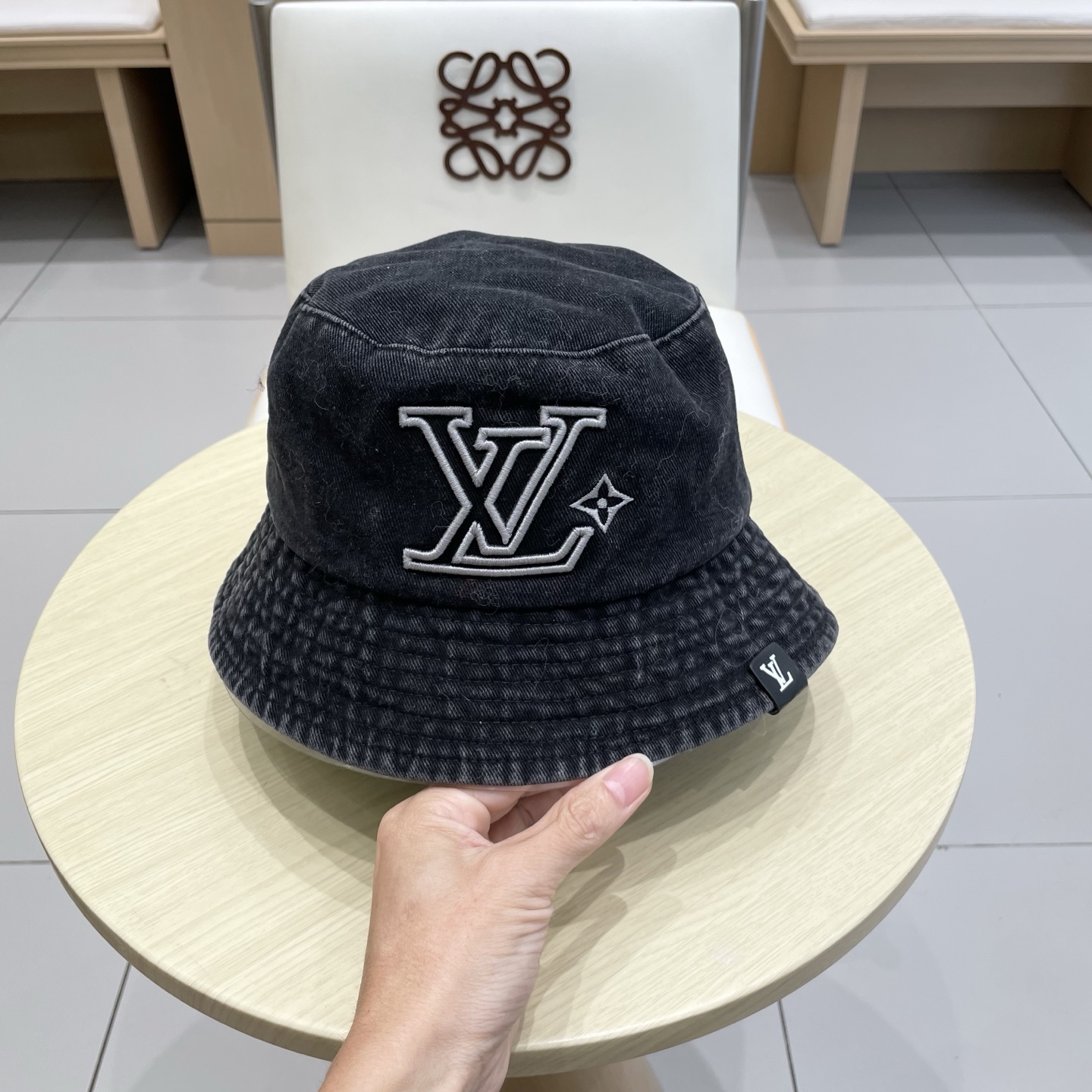 。🧢路易威登 LV，牛仔布渔夫帽，可以戴N多年的款式，时尚高端