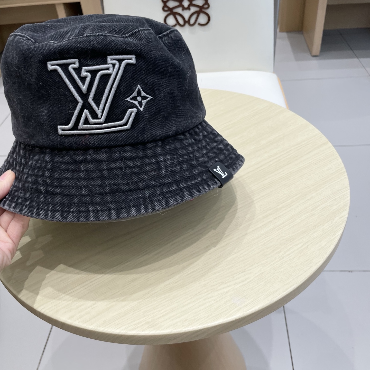 。🧢路易威登 LV，牛仔布渔夫帽，可以戴N多年的款式，时尚高端