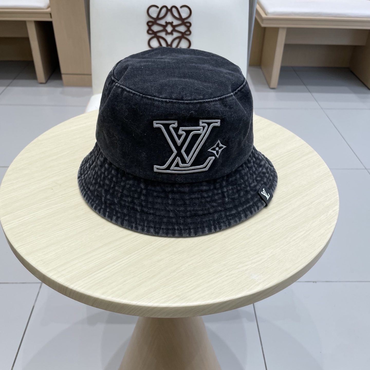 。🧢路易威登 LV，牛仔布渔夫帽，可以戴N多年的款式，时尚高端