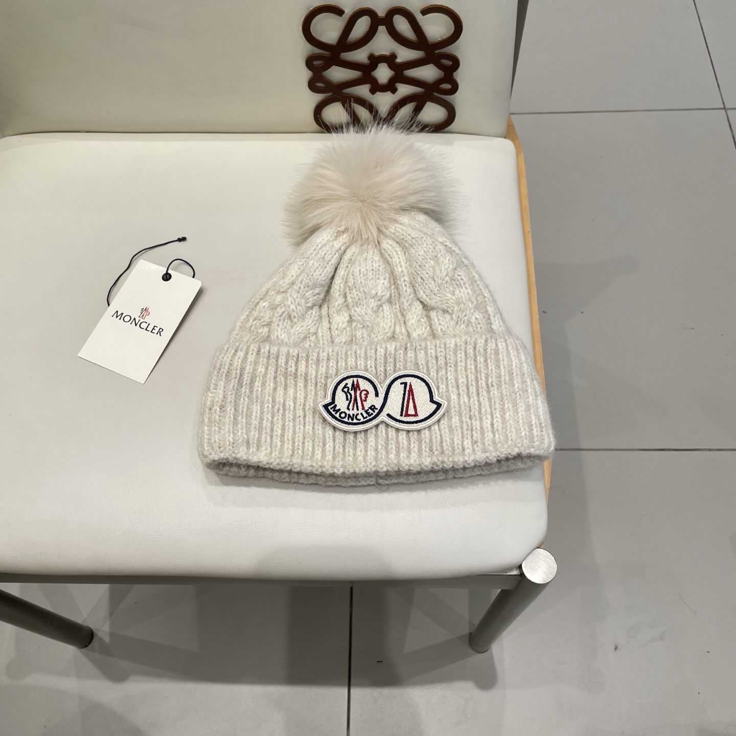 NO:617726,moncler autumn and winter fur ball thickened plus plush woolen hat double layer outdoor warm knitted hat fashion trend versatile fur ball hat fisherman hat baseball cap knitted hat, hat, espadrilles, hats19860909moncler秋冬毛球加厚加绒毛线帽双层户外保暖针织帽时尚潮流百搭毛球帽子渔夫帽棒球帽针织帽,帽子,espadrilles,hats,hat