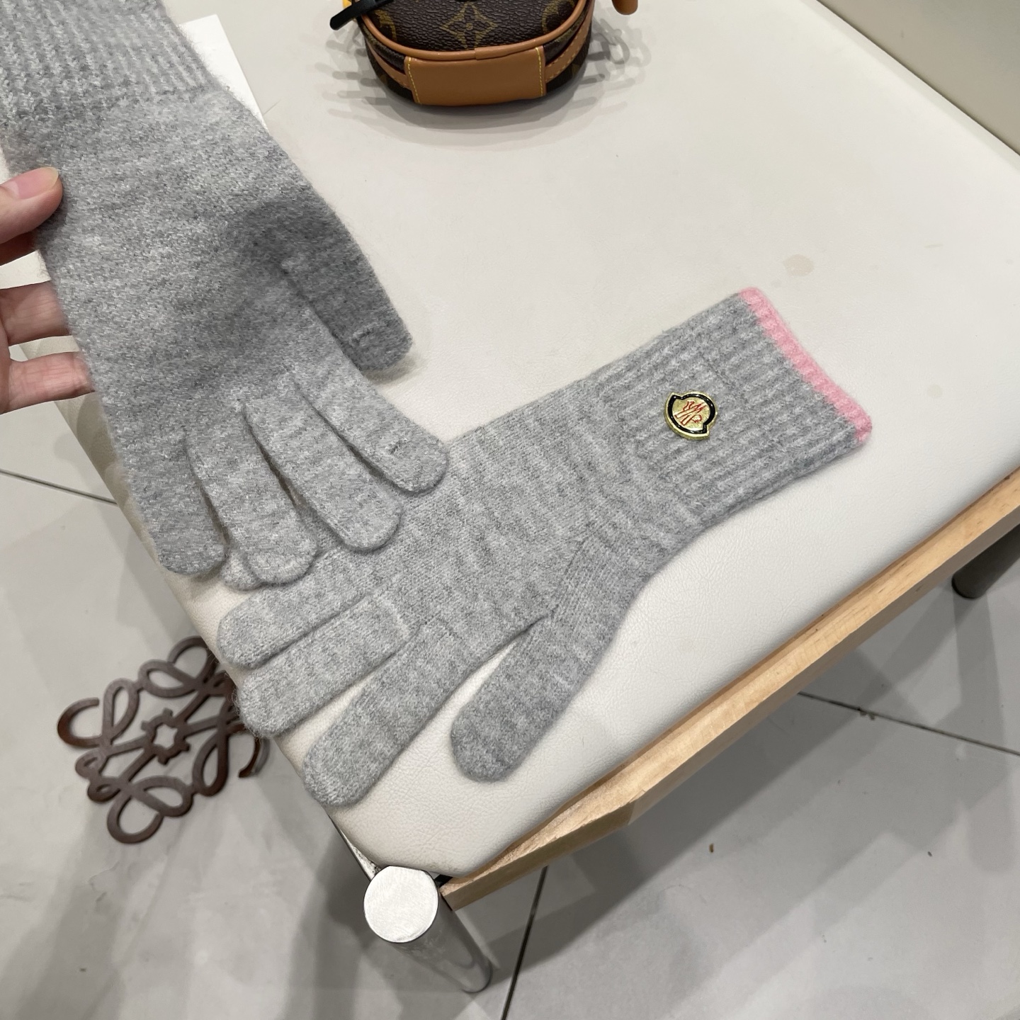 MONCLER蒙口羊毛针织手套女生秋冬季防风保暖分指可触屏护手腕