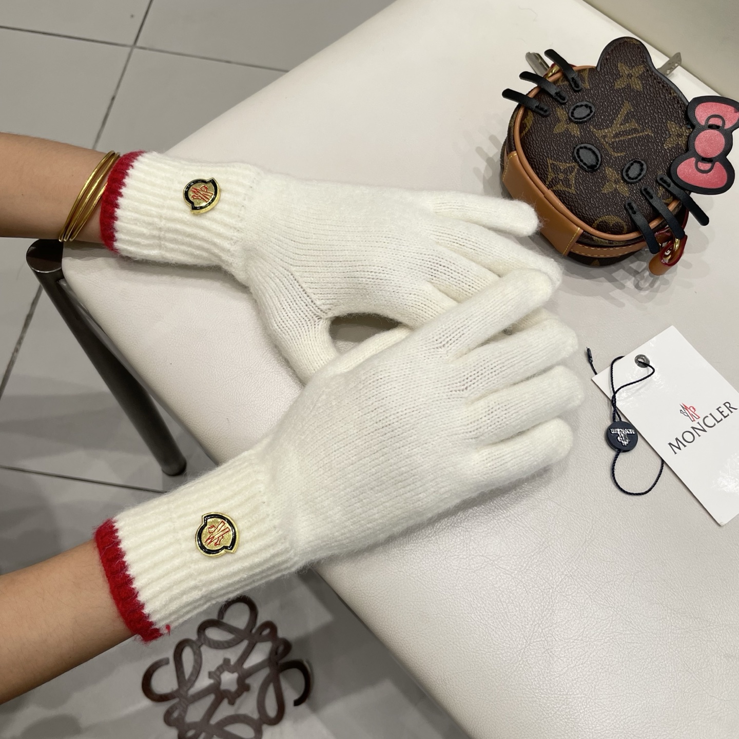 MONCLER蒙口羊毛针织手套女生秋冬季防风保暖分指可触屏护手腕