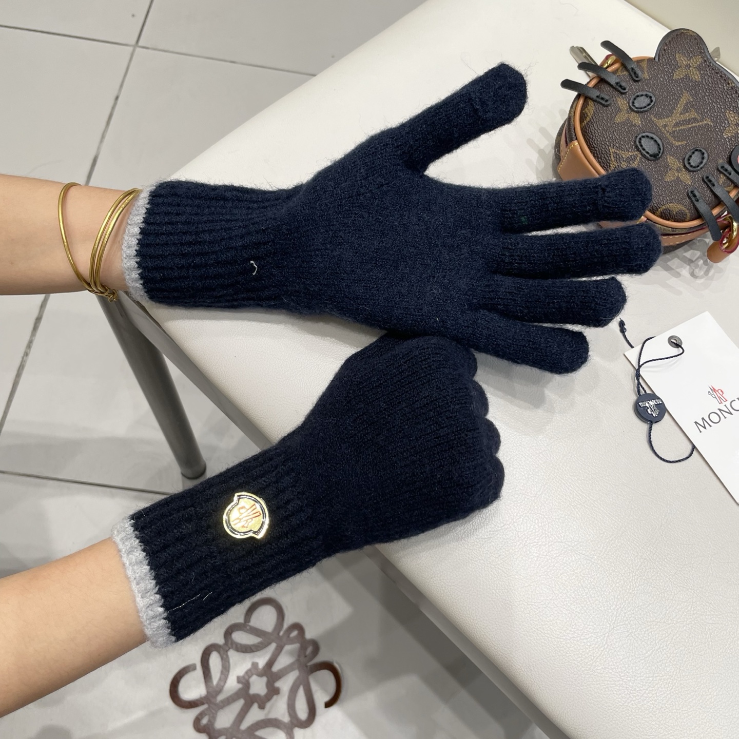 MONCLER蒙口羊毛针织手套女生秋冬季防风保暖分指可触屏护手腕