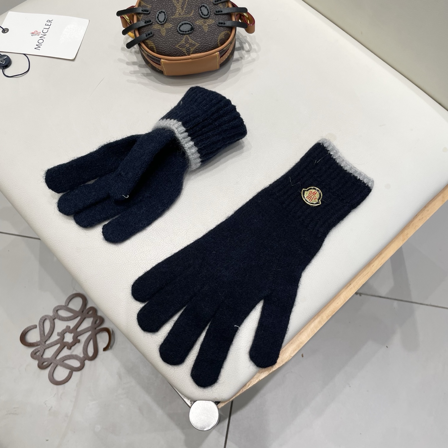 MONCLER蒙口羊毛针织手套女生秋冬季防风保暖分指可触屏护手腕