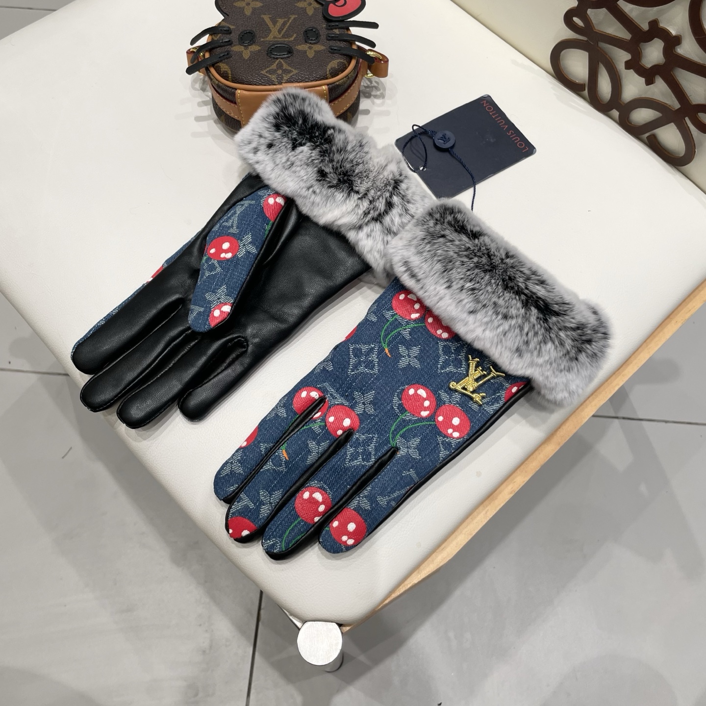 配盒子2025🧤LV懒兔毛新品布配皮手套，时尚机车🚗手套，秋冬新品布内里，时尚🌺上手超舒适柔软、百搭！集