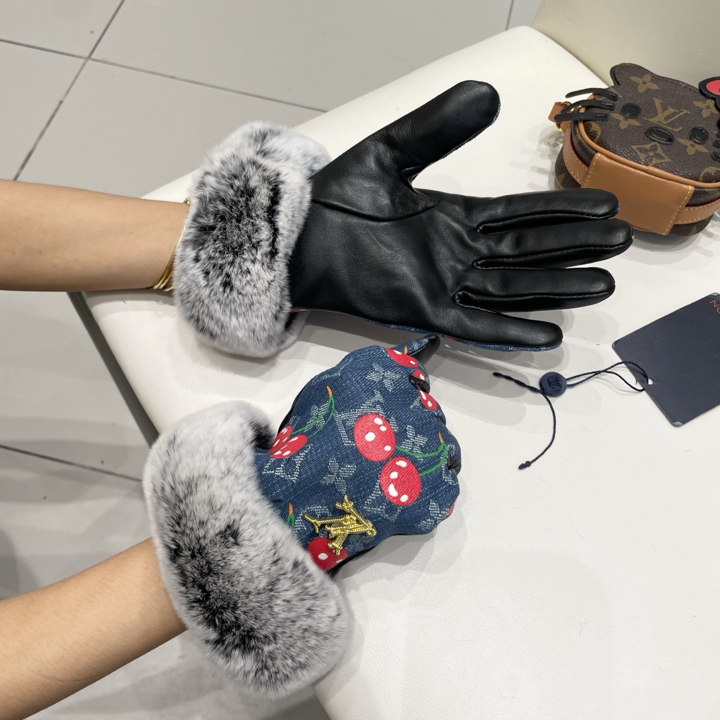 配盒子2025🧤LV懒兔毛新品布配皮手套，时尚机车🚗手套，秋冬新品布内里，时尚🌺上手超舒适柔软、百搭！集