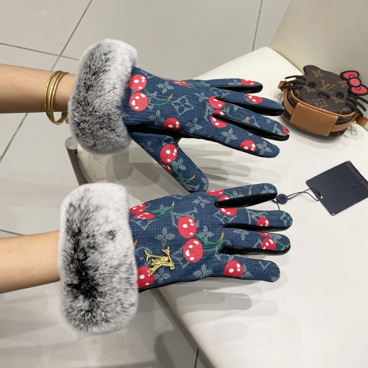 配盒子2025🧤LV懒兔毛新品布配皮手套，时尚机车🚗手套，秋冬新品布内里，时尚🌺上手超舒适柔软、百搭！集