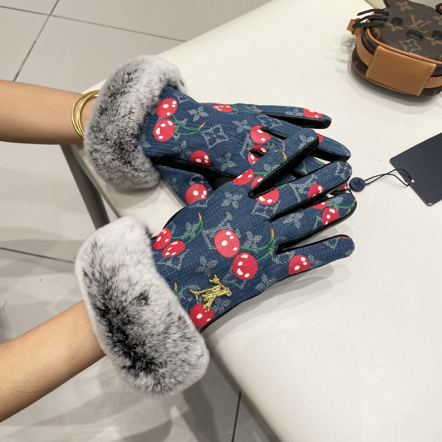 配盒子2025🧤LV懒兔毛新品布配皮手套，时尚机车🚗手套，秋冬新品布内里，时尚🌺上手超舒适柔软、百搭！集