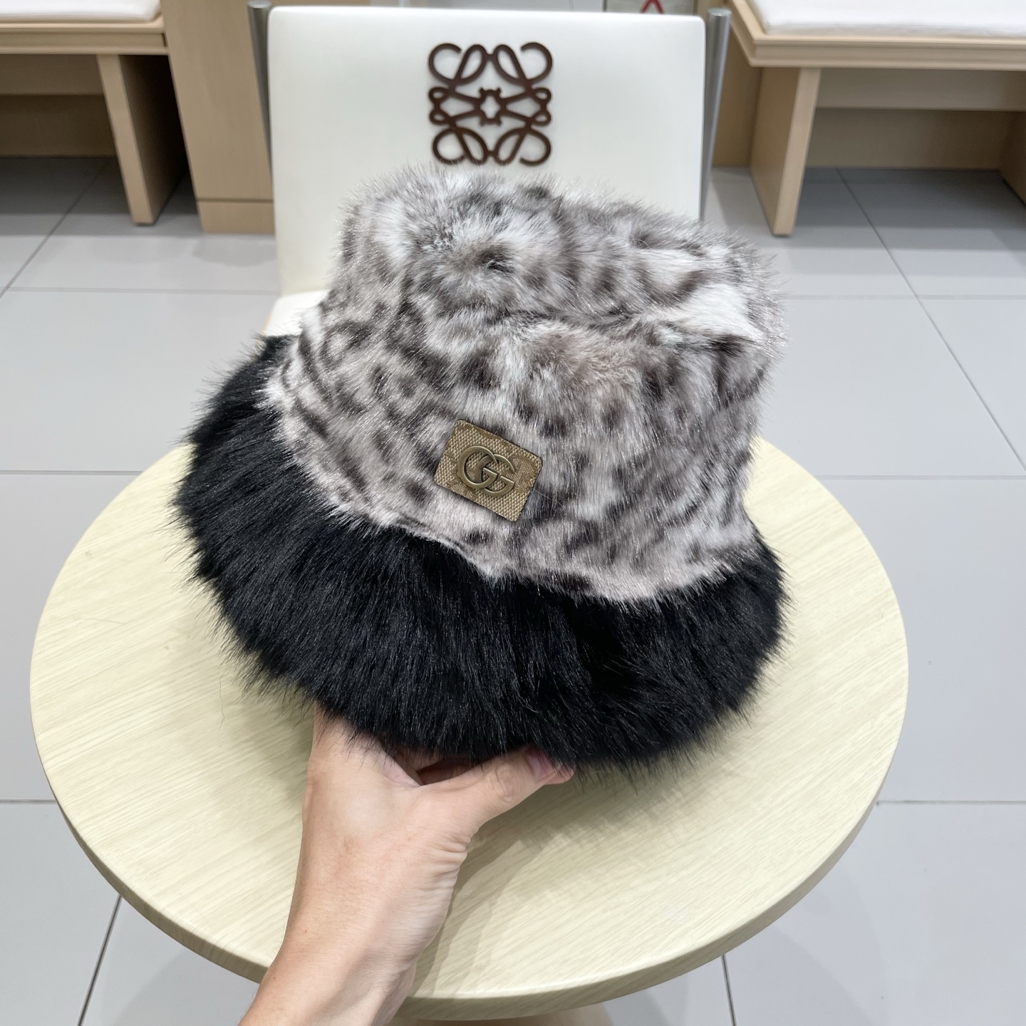 Gucci豹纹长毛现货秋冬ins风百搭保暖护耳盆帽女时尚毛绒豹纹渔夫帽ins风爆款