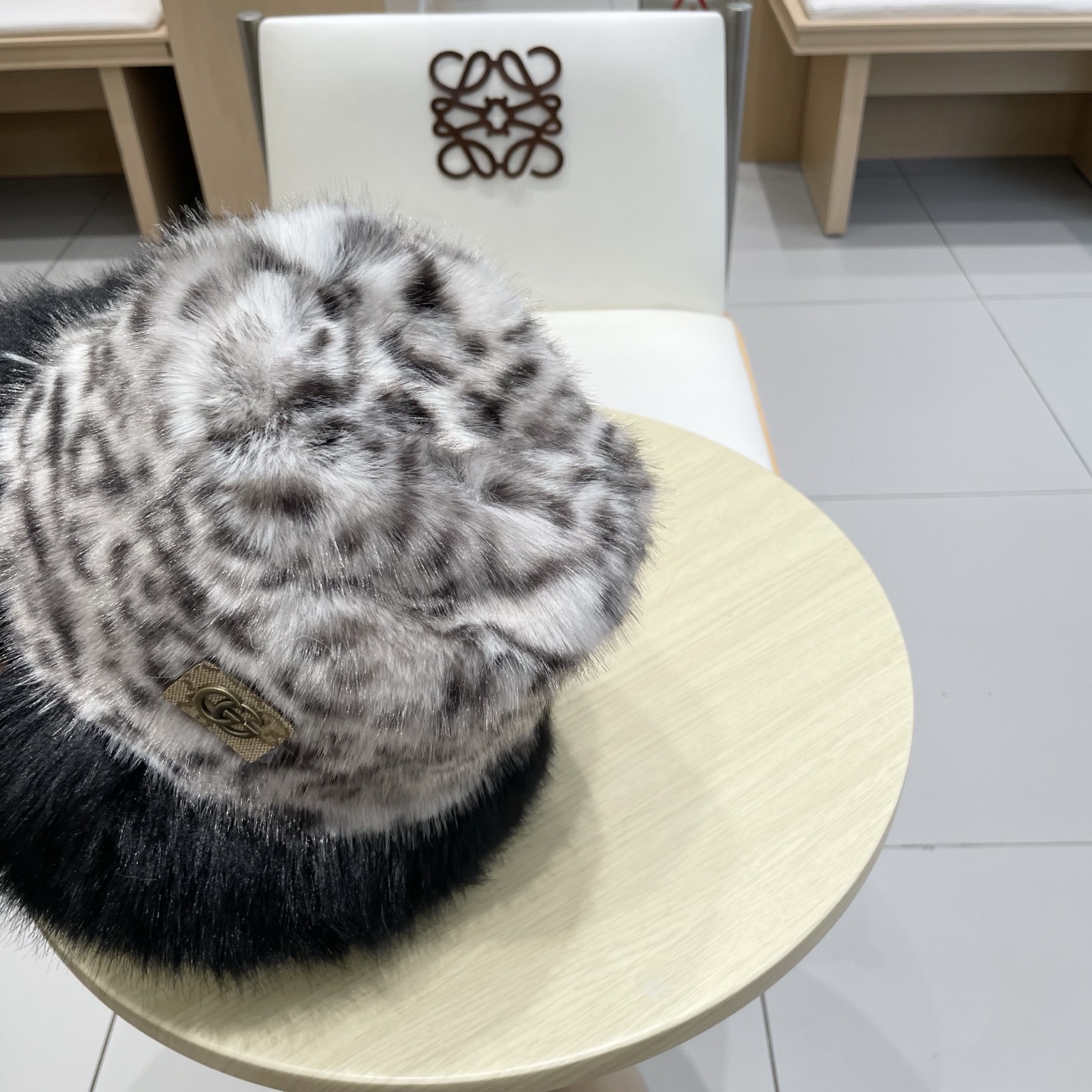 Gucci豹纹长毛现货秋冬ins风百搭保暖护耳盆帽女时尚毛绒豹纹渔夫帽ins风爆款