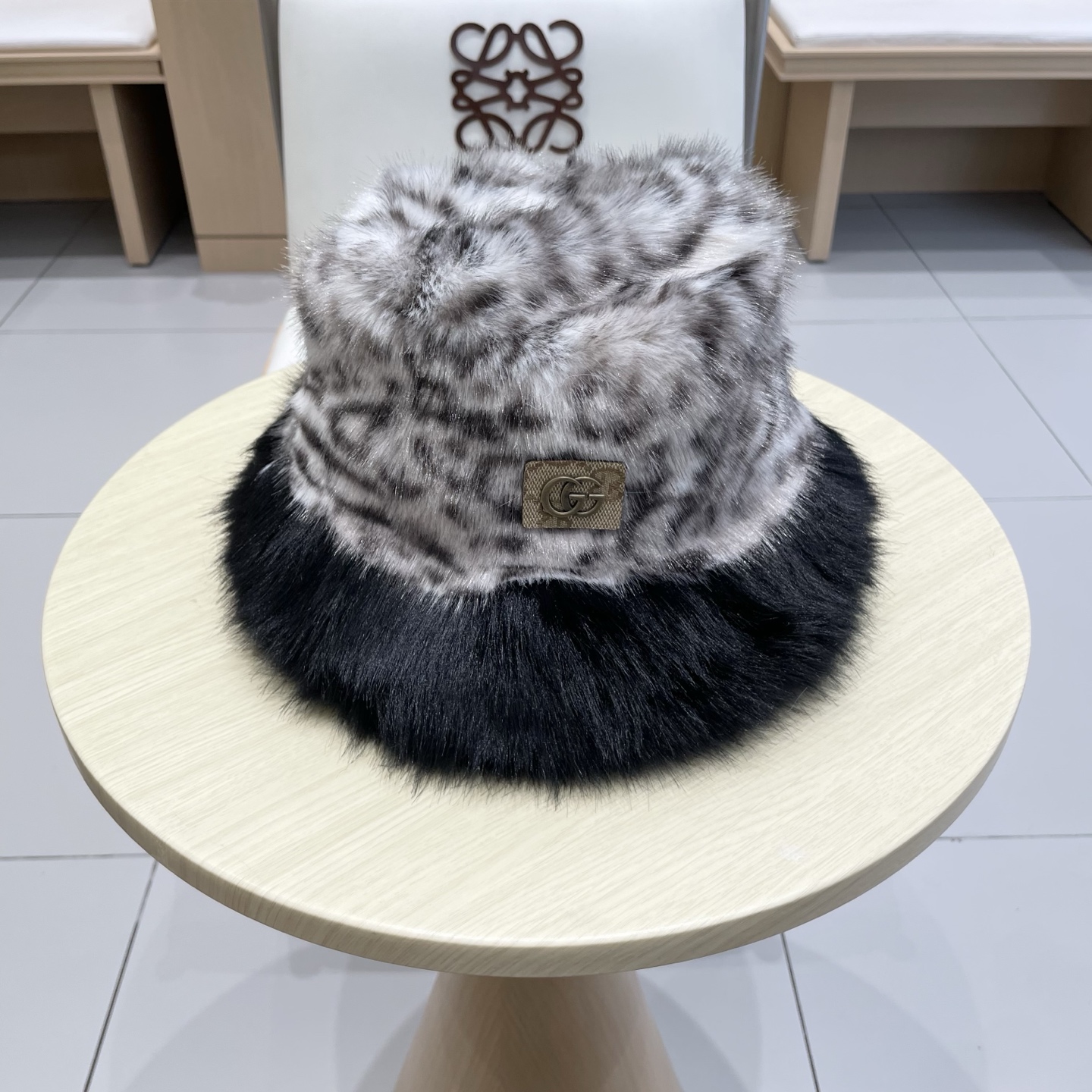 Gucci豹纹长毛现货秋冬ins风百搭保暖护耳盆帽女时尚毛绒豹纹渔夫帽ins风爆款