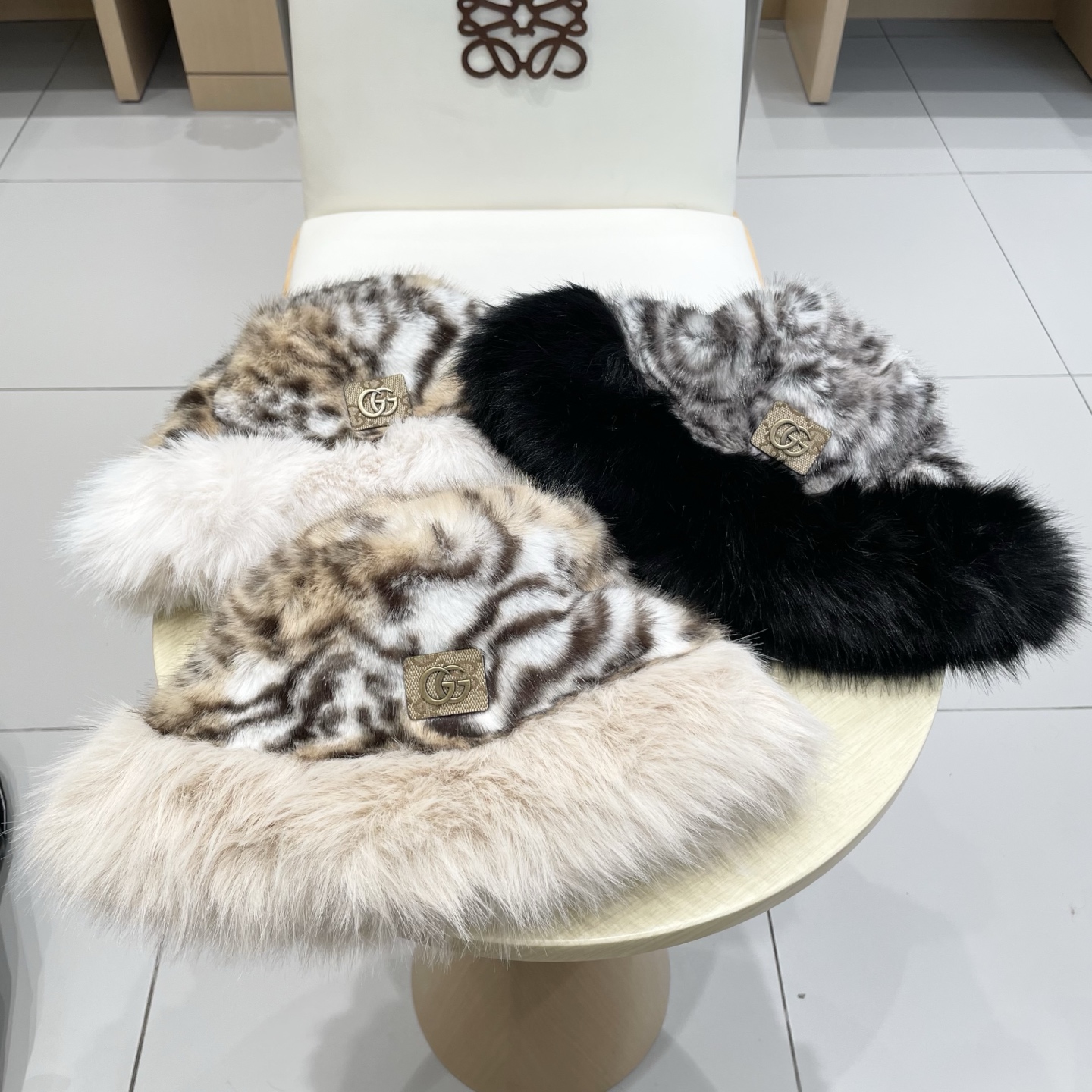 Gucci豹纹长毛现货秋冬ins风百搭保暖护耳盆帽女时尚毛绒豹纹渔夫帽ins风爆款