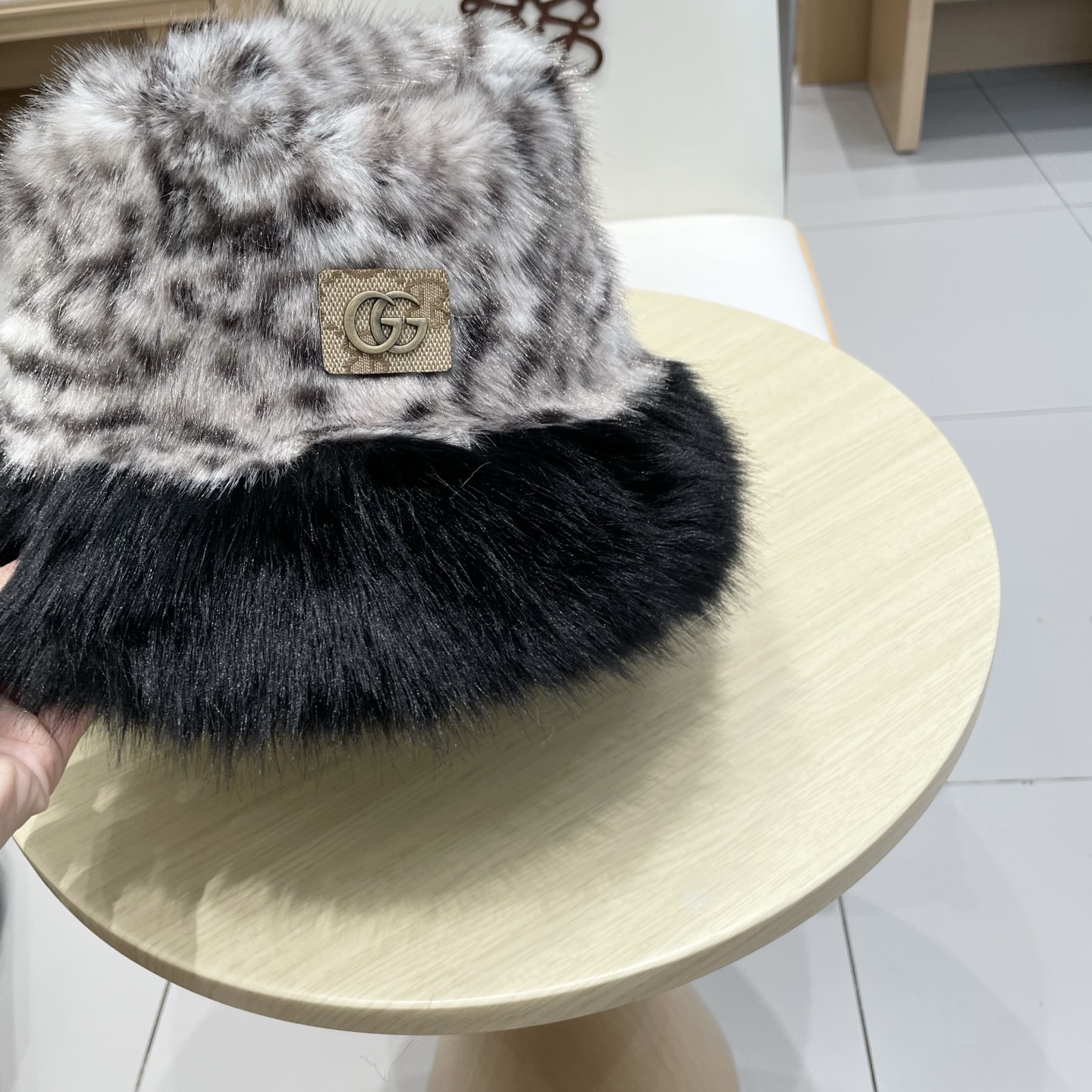 Gucci豹纹长毛现货秋冬ins风百搭保暖护耳盆帽女时尚毛绒豹纹渔夫帽ins风爆款