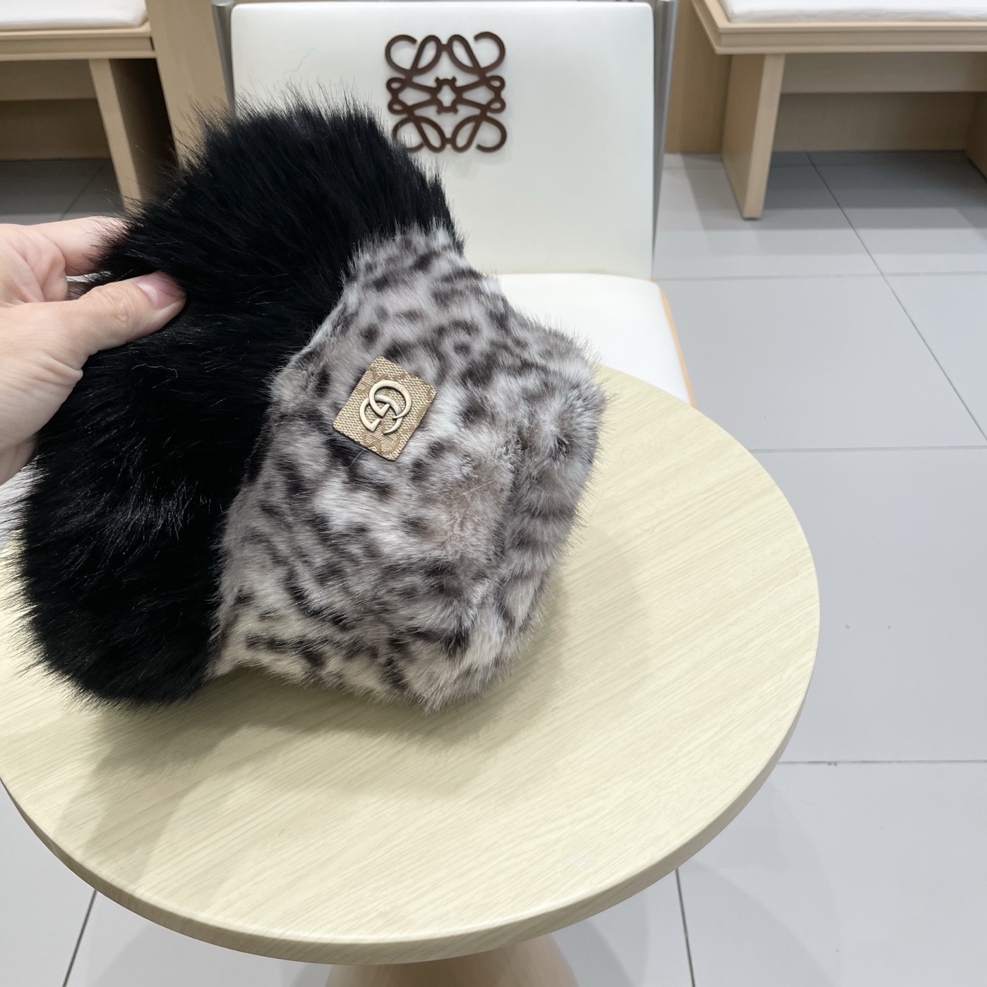 Gucci豹纹长毛现货秋冬ins风百搭保暖护耳盆帽女时尚毛绒豹纹渔夫帽ins风爆款