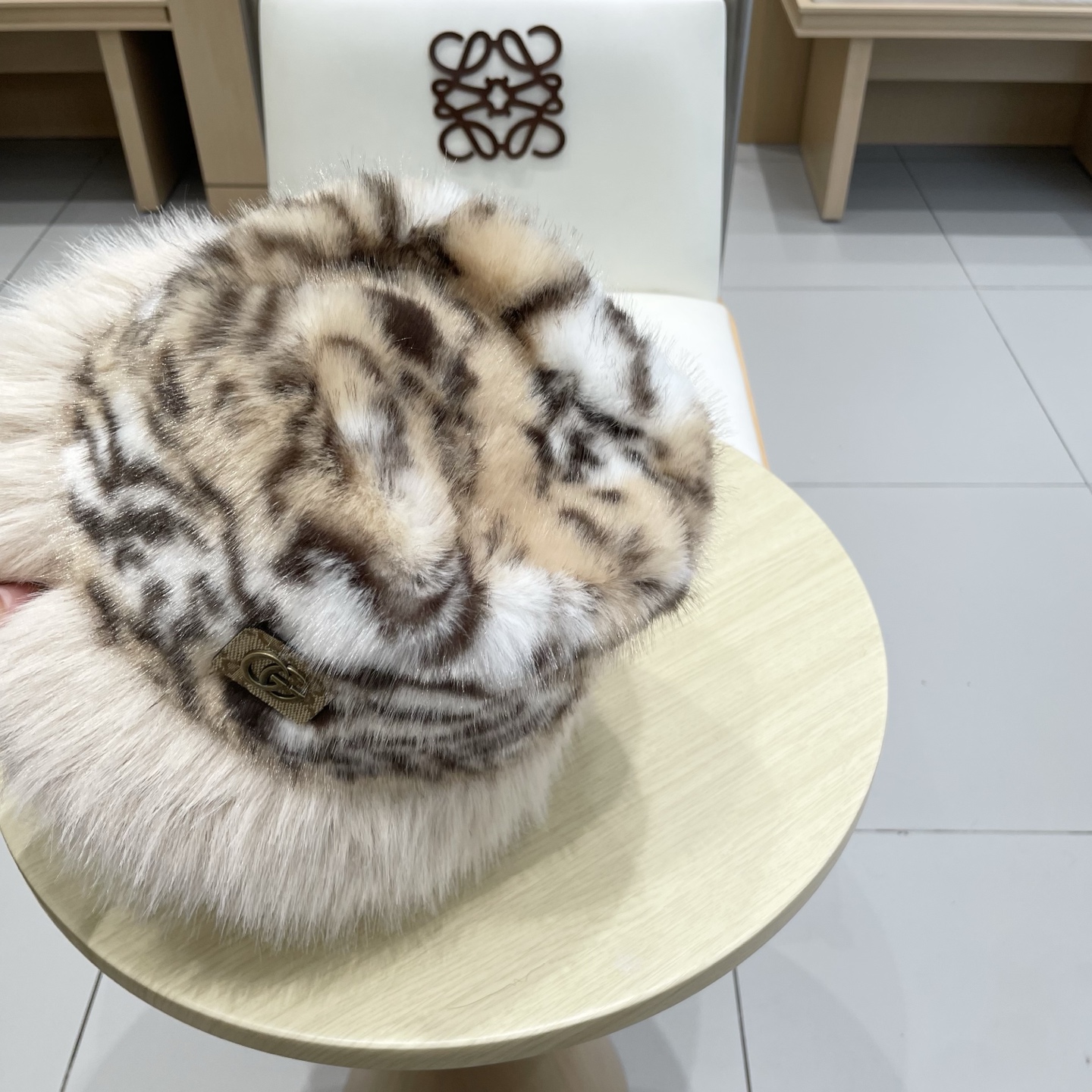 Gucci豹纹长毛现货秋冬ins风百搭保暖护耳盆帽女时尚毛绒豹纹渔夫帽ins风爆款