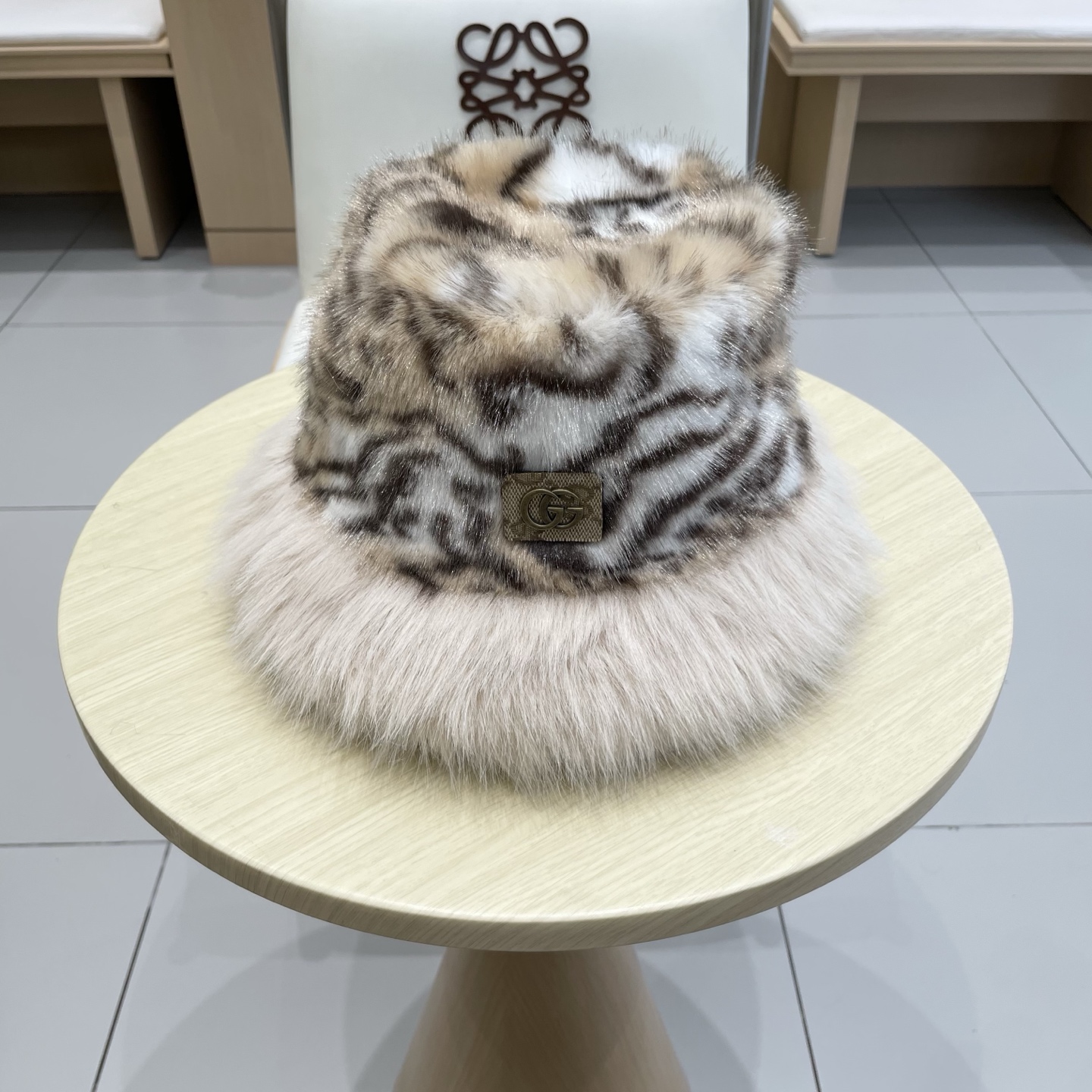 Gucci豹纹长毛现货秋冬ins风百搭保暖护耳盆帽女时尚毛绒豹纹渔夫帽ins风爆款