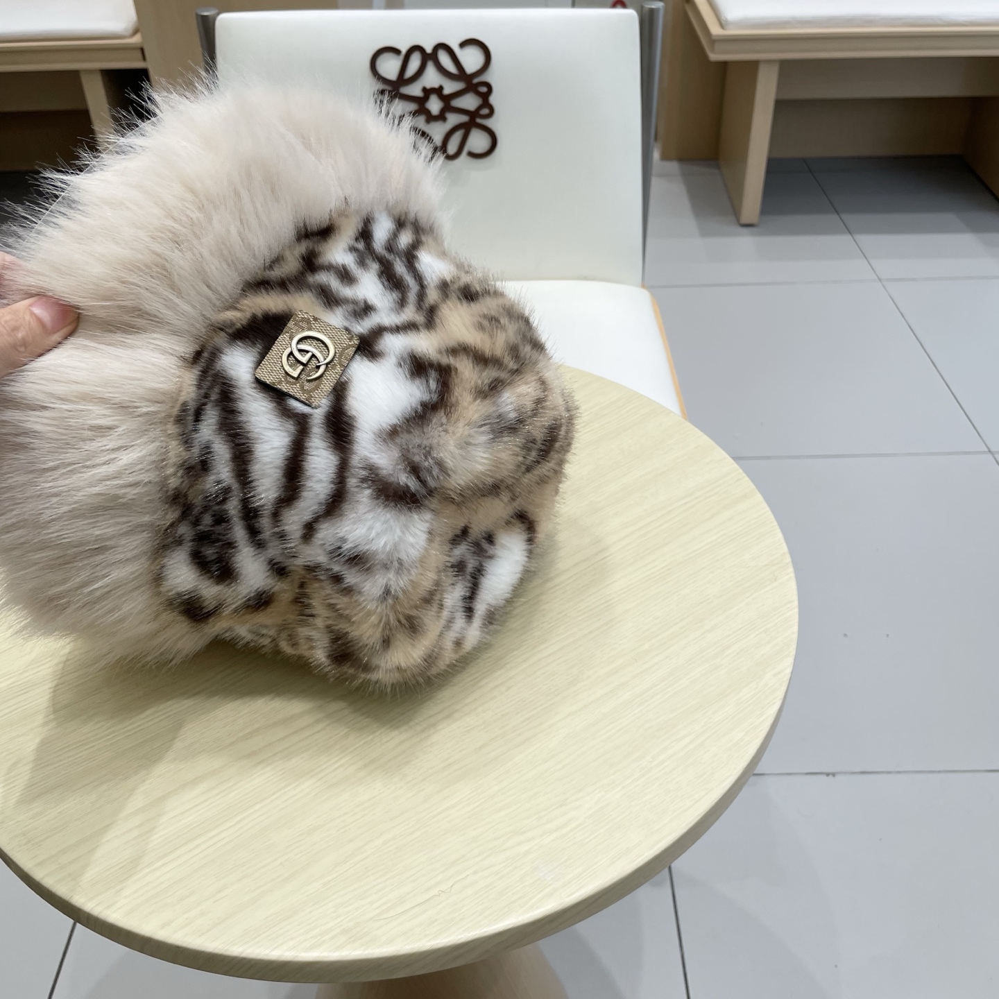 Gucci豹纹长毛现货秋冬ins风百搭保暖护耳盆帽女时尚毛绒豹纹渔夫帽ins风爆款